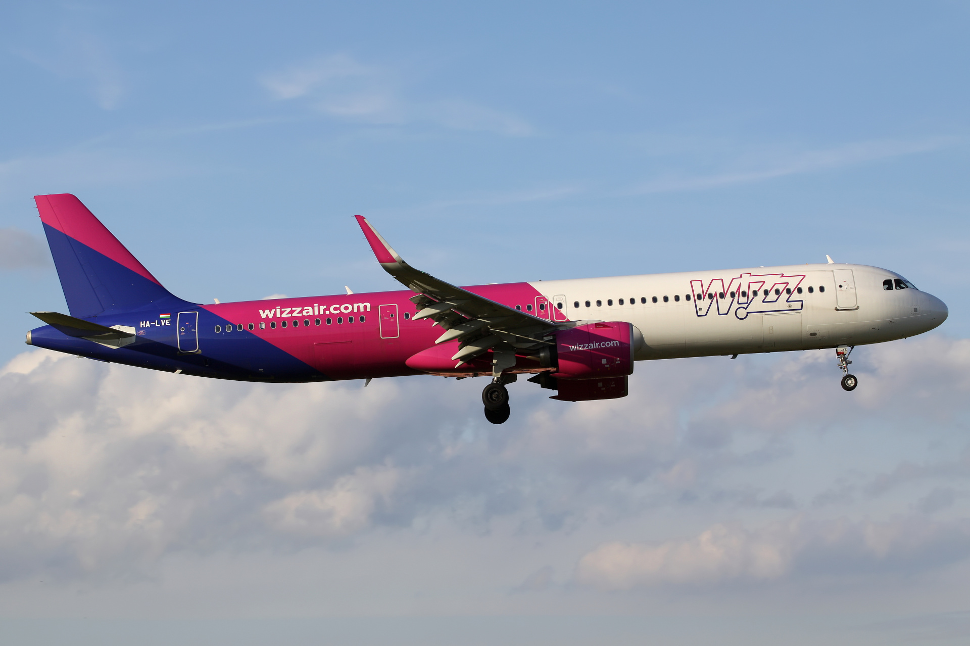 HA-LVE (Aircraft » EPWA Spotting » Airbus A321neo » Wizz Air)
