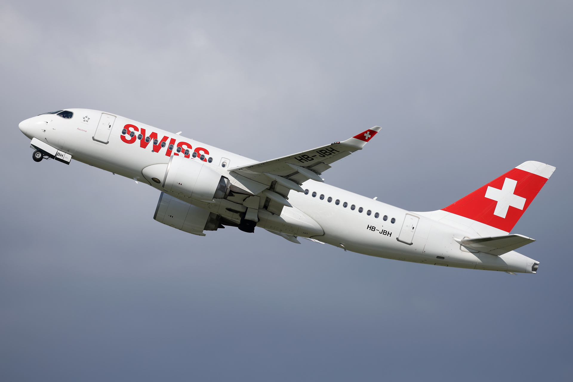 HB-JBH (Aircraft » EPWA Spotting » Airbus A220-100 » Swiss International Air Lines)