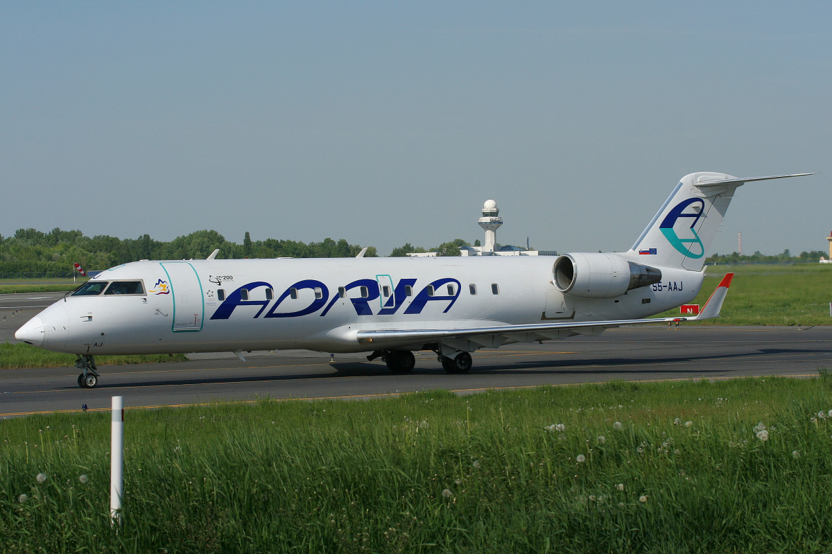 S5-AAJ (Samoloty » Spotting na EPWA » Bombardier CL-600 Regional Jet » CRJ-200 » Adria Airways)