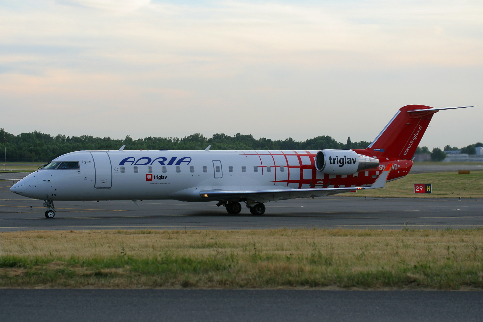S5-AAD (malowanie Triglav) (Samoloty » Spotting na EPWA » Bombardier CL-600 Regional Jet » CRJ-200 » Adria Airways)