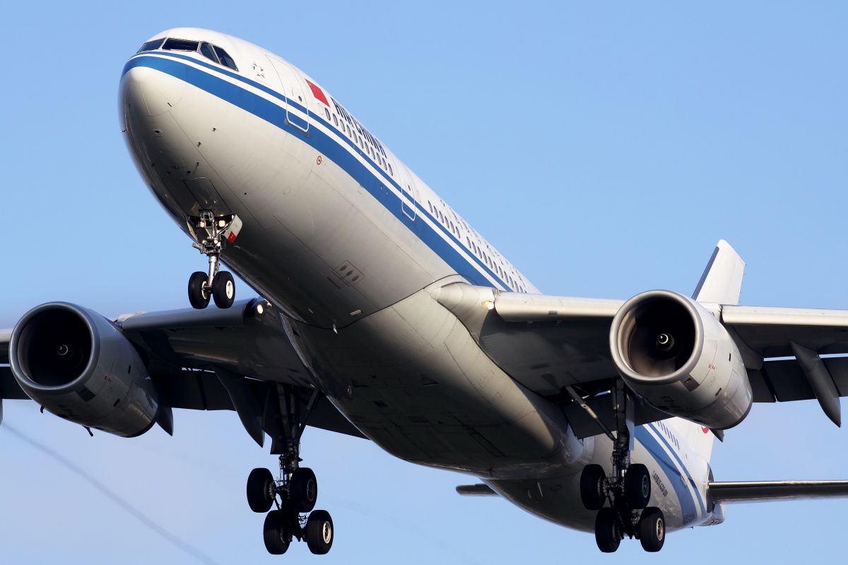 B-6113 (Aircraft » EPWA Spotting » Airbus A330-200 » Air China)