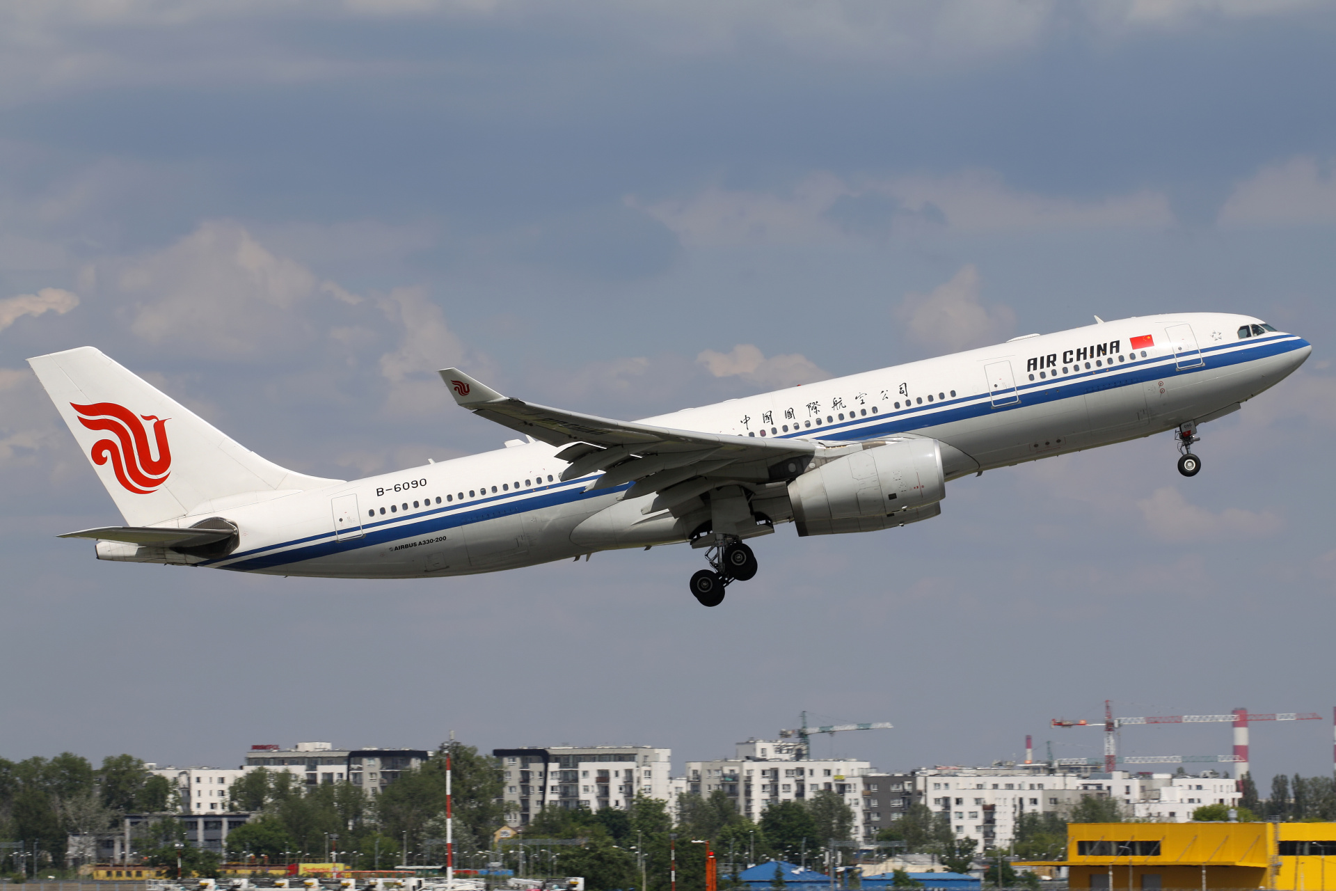 B-6090 (Aircraft » EPWA Spotting » Airbus A330-200 » Air China)