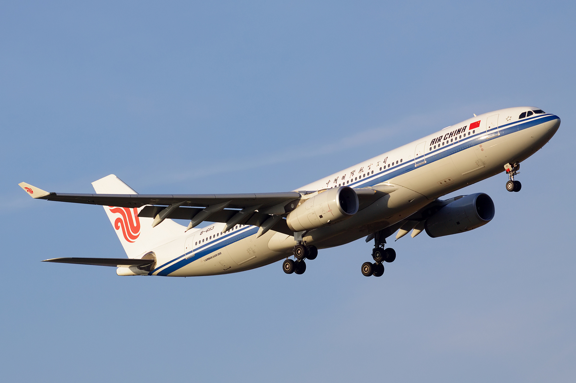 B-6113 (Aircraft » EPWA Spotting » Airbus A330-200 » Air China)