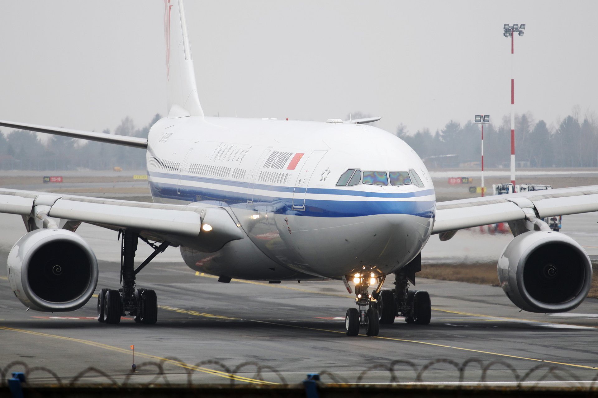 B-6533 (Aircraft » EPWA Spotting » Airbus A330-200 » Air China)