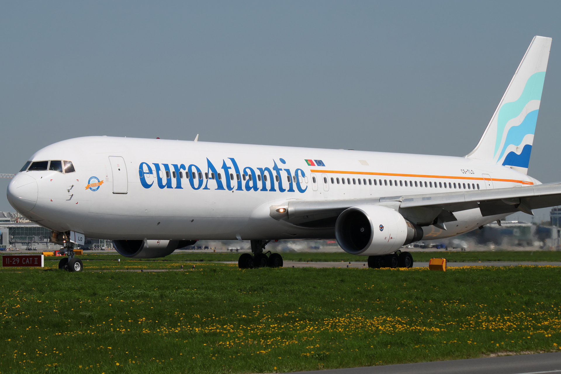 CS-TLO (naklejka 20-ej rocznicy) (Samoloty » Spotting na EPWA » Boeing 767-300 » EuroAtlantic Airways)