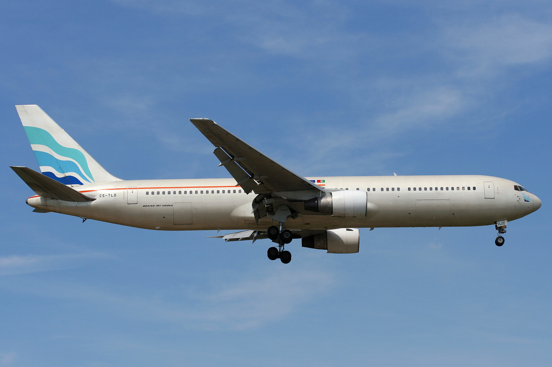 {"em":"CS-TLO (hybrid livery)","pl":"CS-TLO (malowanie hybrydowe)"} (Aircraft » EPWA Spotting » Boeing 767-300 » EuroAtlantic Airways)