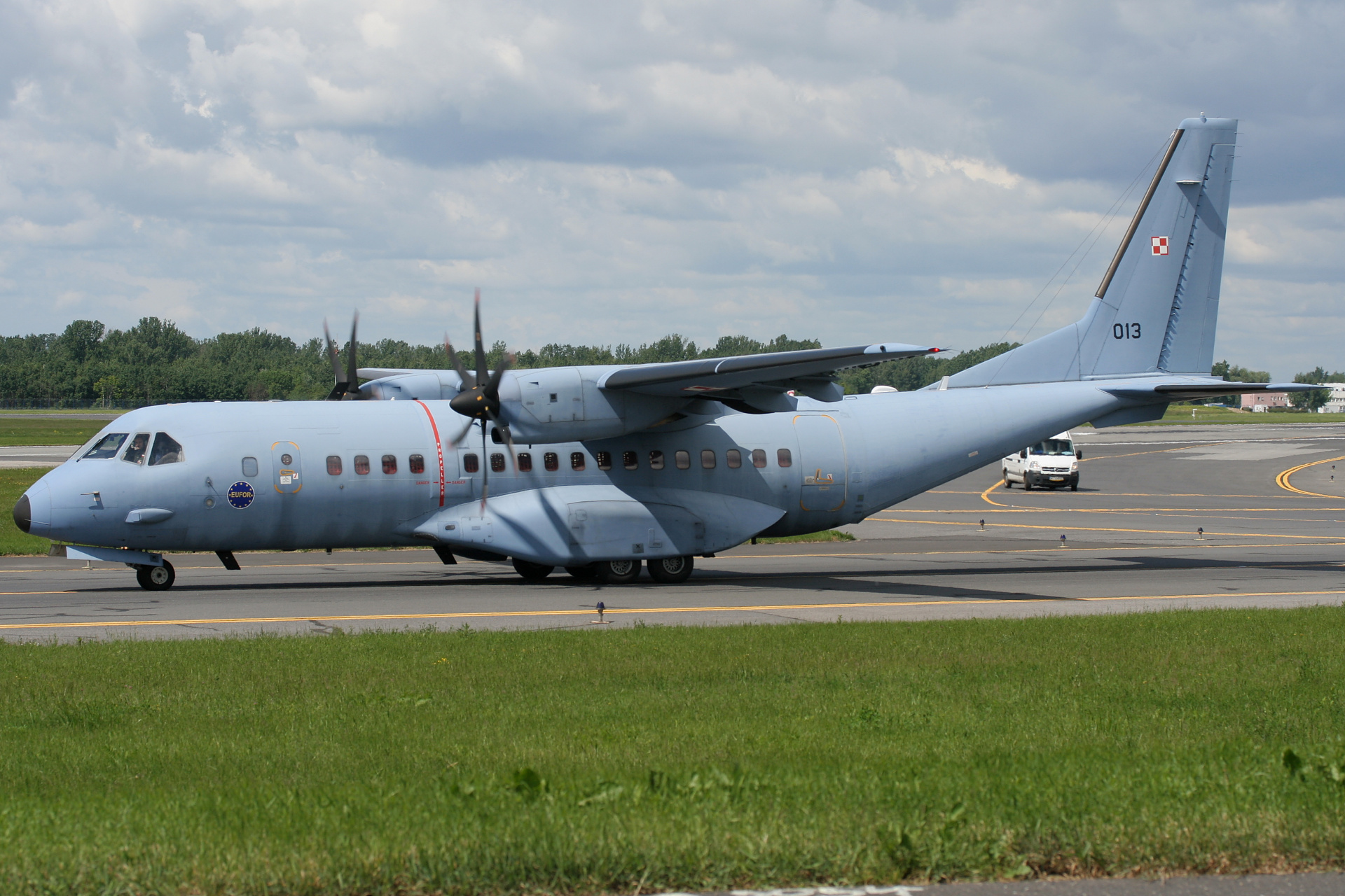013 (EUFOR sticker) (Aircraft » EPWA Spotting » CASA C-295M » Polish Air Force)