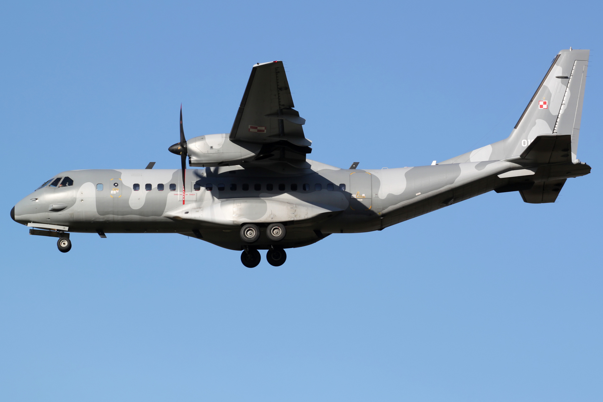 016 (Samoloty » Spotting na EPWA » CASA C-295M » Polskie Siły Powietrzne)