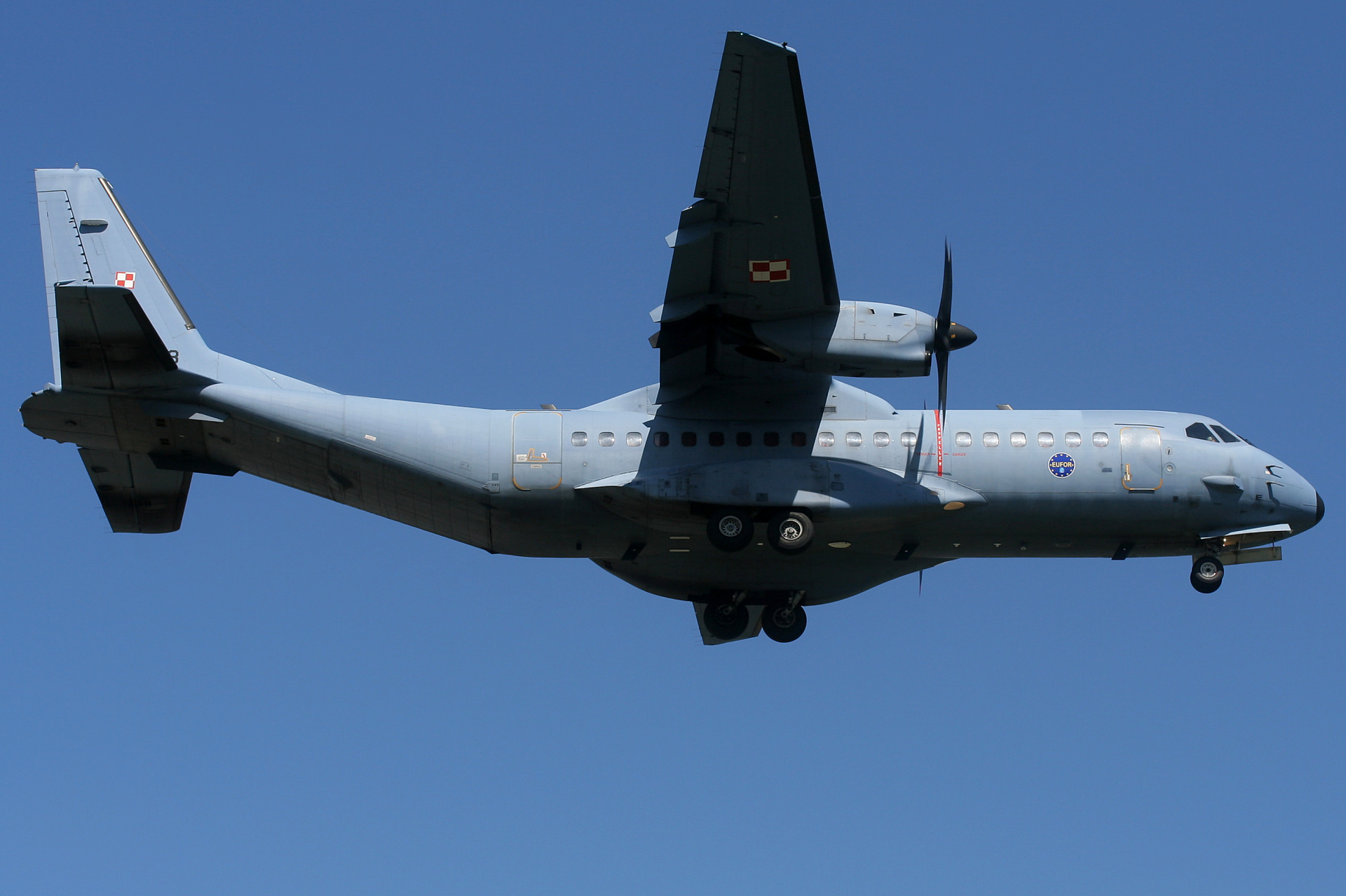 018 (naklejka EUFOR) (Samoloty » Spotting na EPWA » CASA C-295M » Polskie Siły Powietrzne)