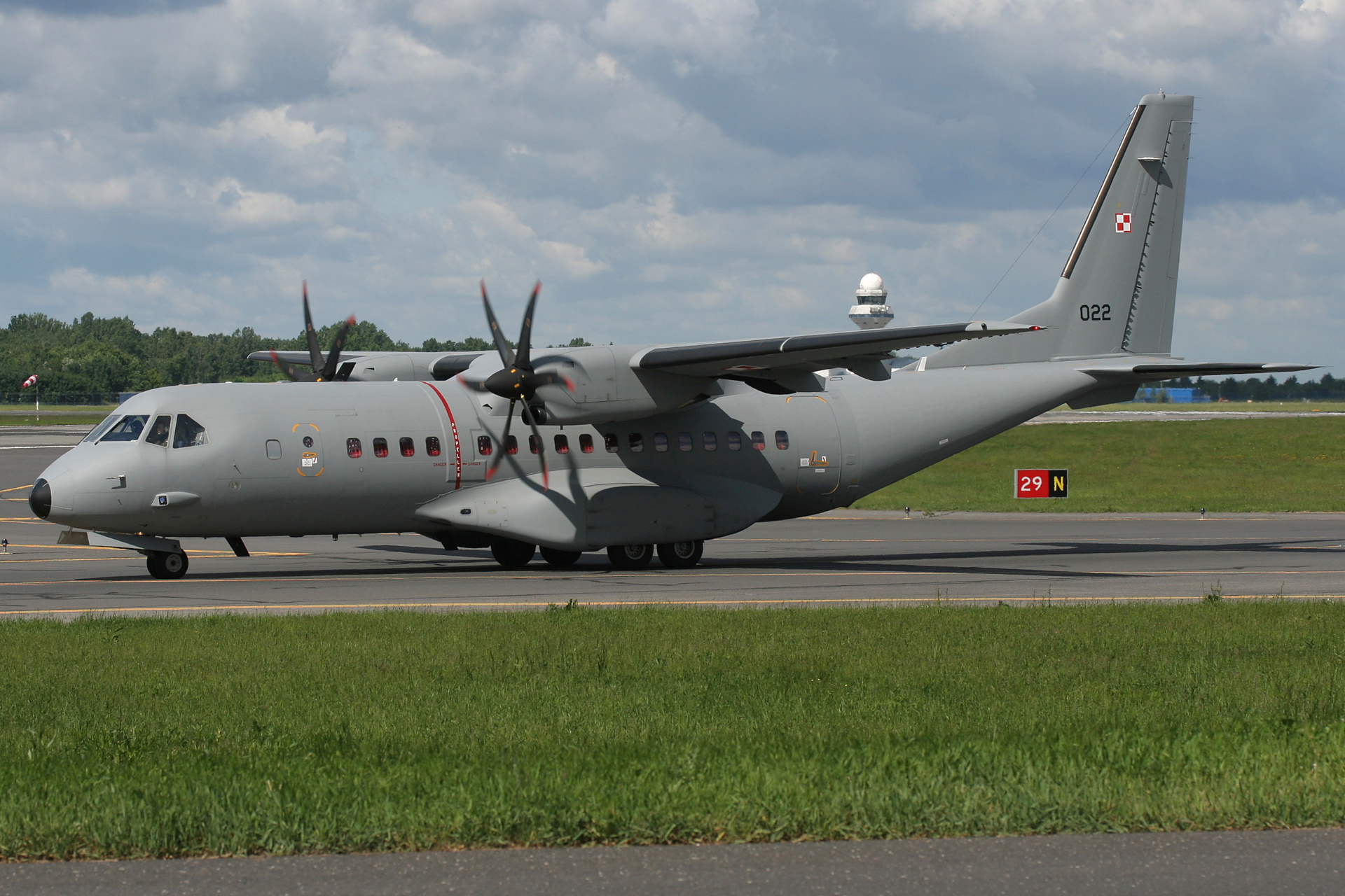 022 (Samoloty » Spotting na EPWA » CASA C-295M » Polskie Siły Powietrzne)