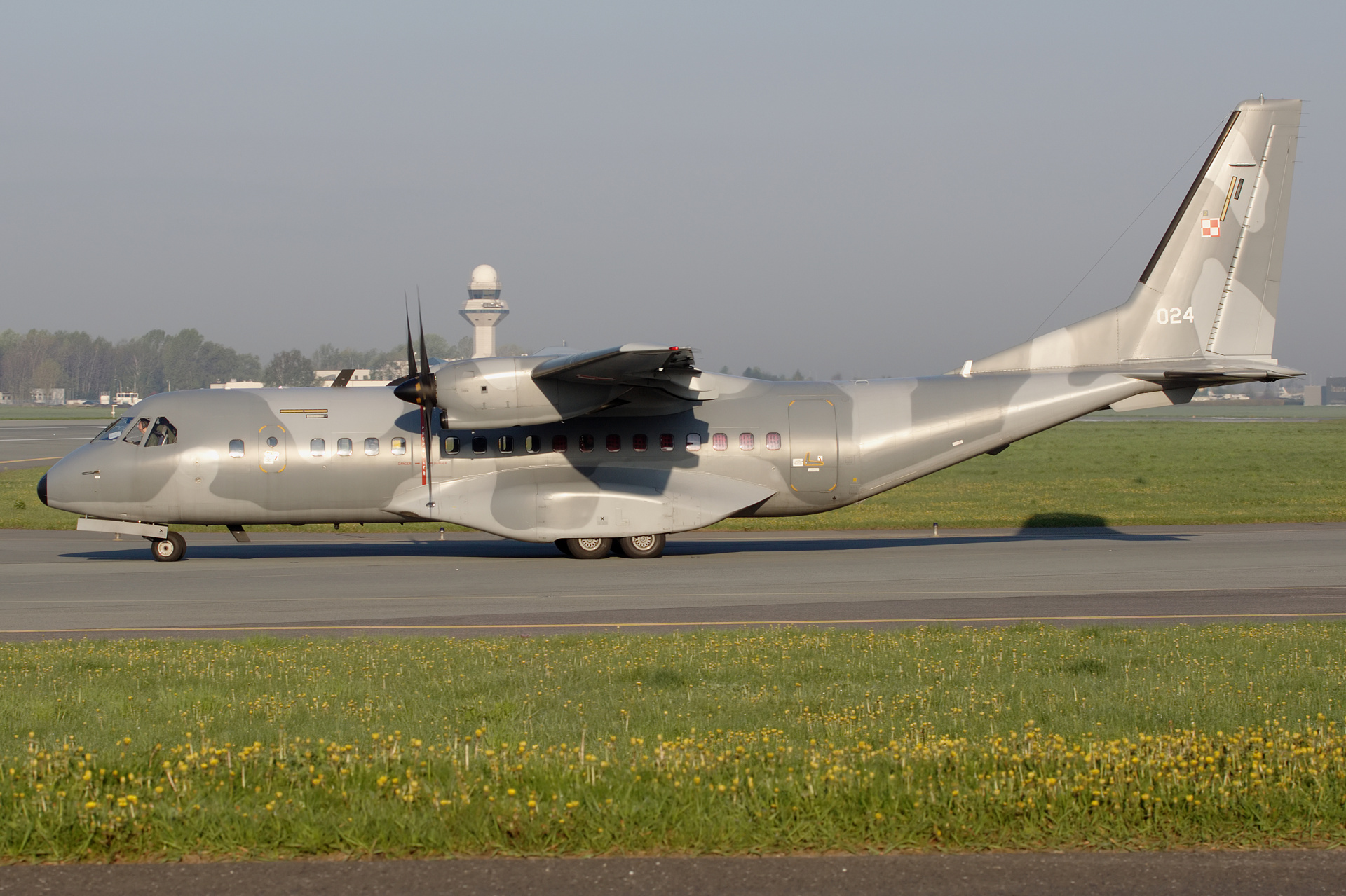 024 (Samoloty » Spotting na EPWA » CASA C-295M » Polskie Siły Powietrzne)