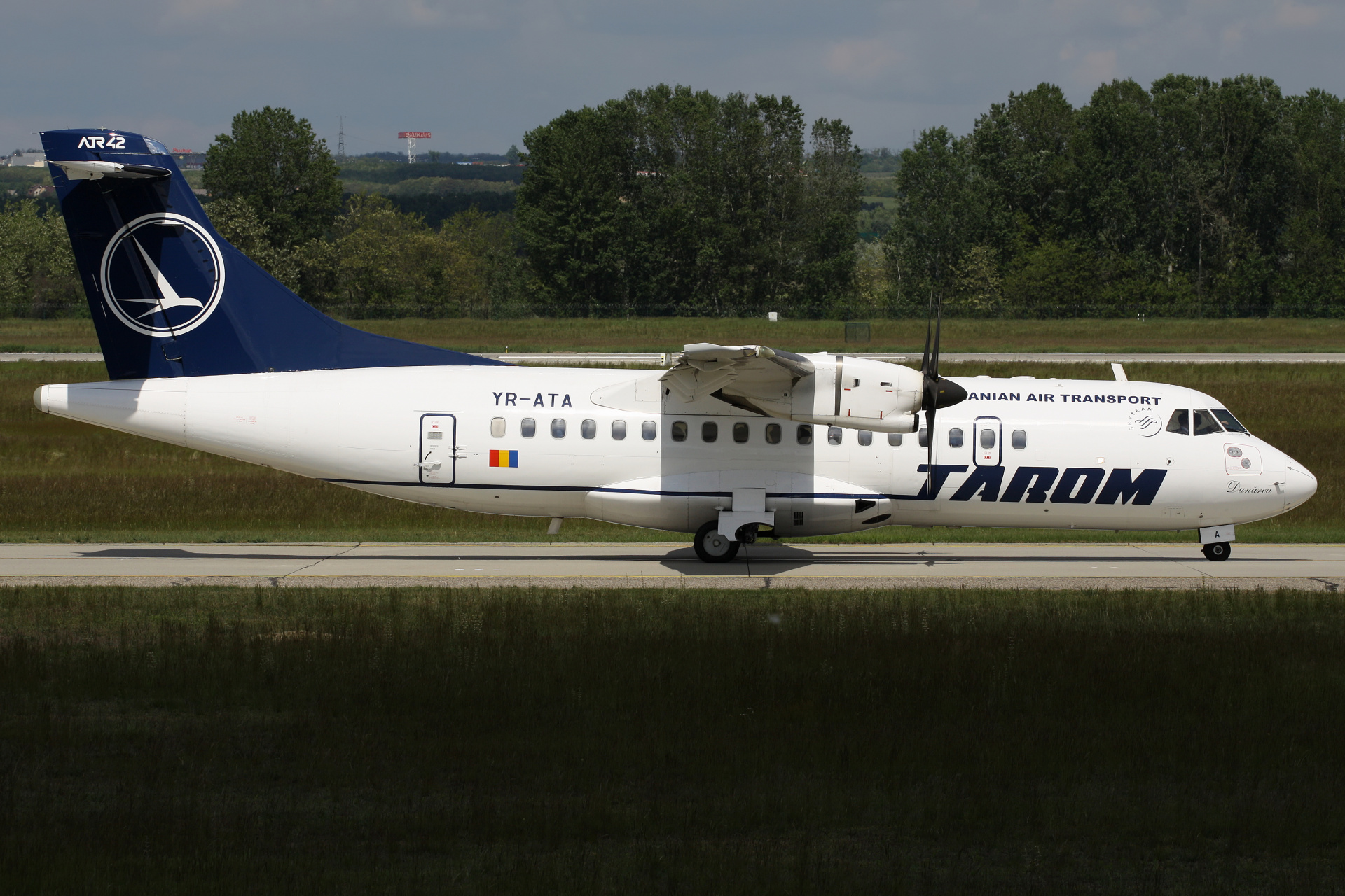 ATR 42, YR-ATA, TAROM Romanian Air Transport (Samoloty » Spotting na Ferihegy » pozostałe)