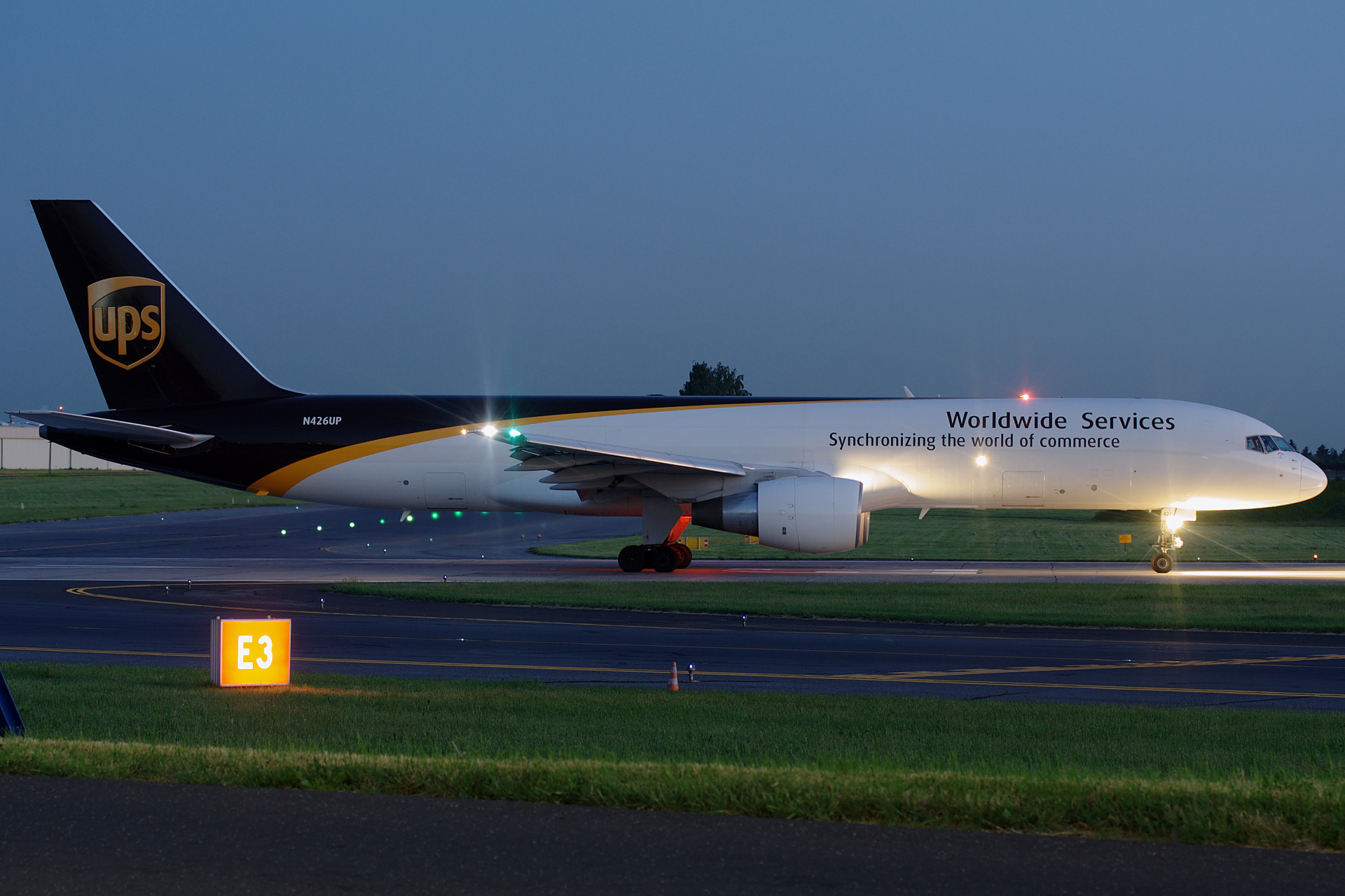 PF, N426UP (Samoloty » Spotting na EPWA » Boeing 757-200F » United Parcel Service (UPS) Airlines)