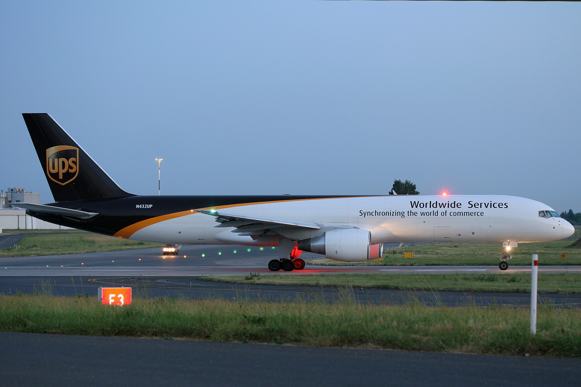 PF, N432UP (Samoloty » Spotting na EPWA » Boeing 757-200F » United Parcel Service (UPS) Airlines)