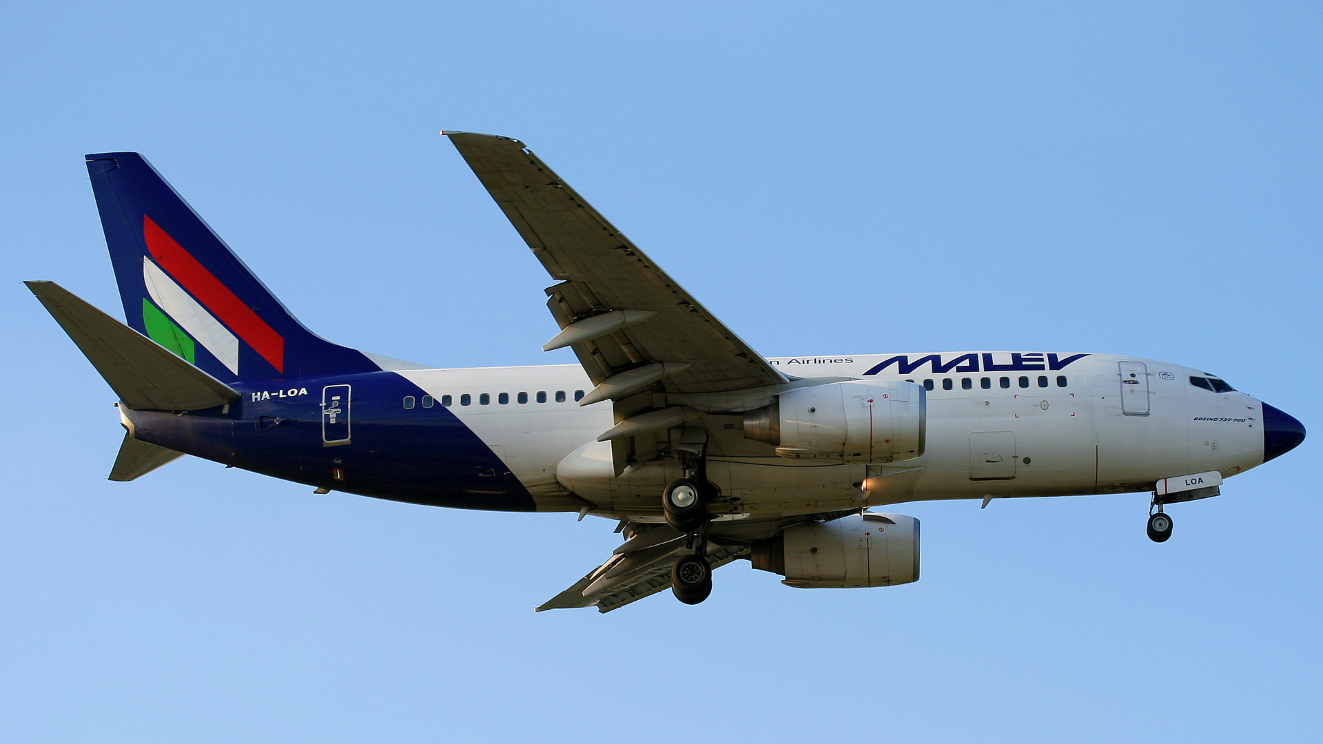 HA-LOA (Aircraft » EPWA Spotting » Boeing 737-700 » Malév Hungarian Airlines)
