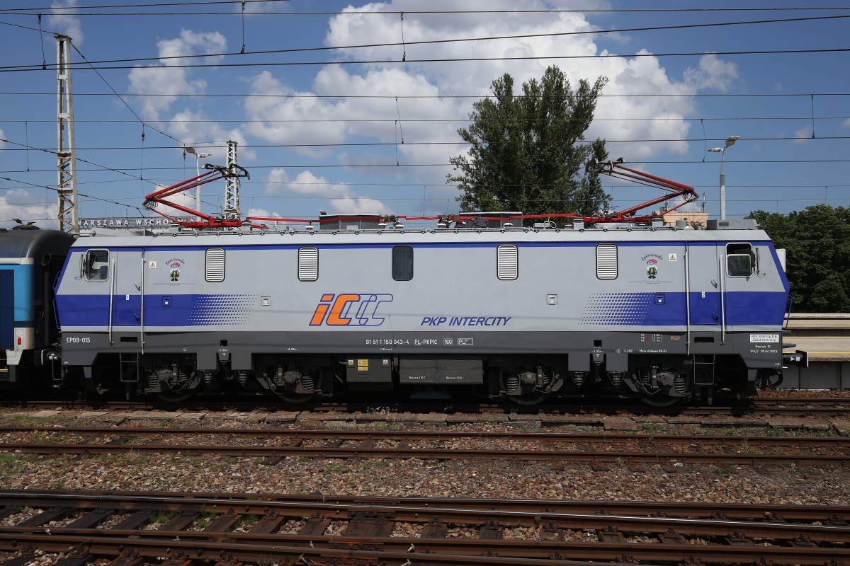 EP09-015 (naklejki Opocznianka) (Pojazdy » Pociągi i lokomotywy » Pafawag 104E)
