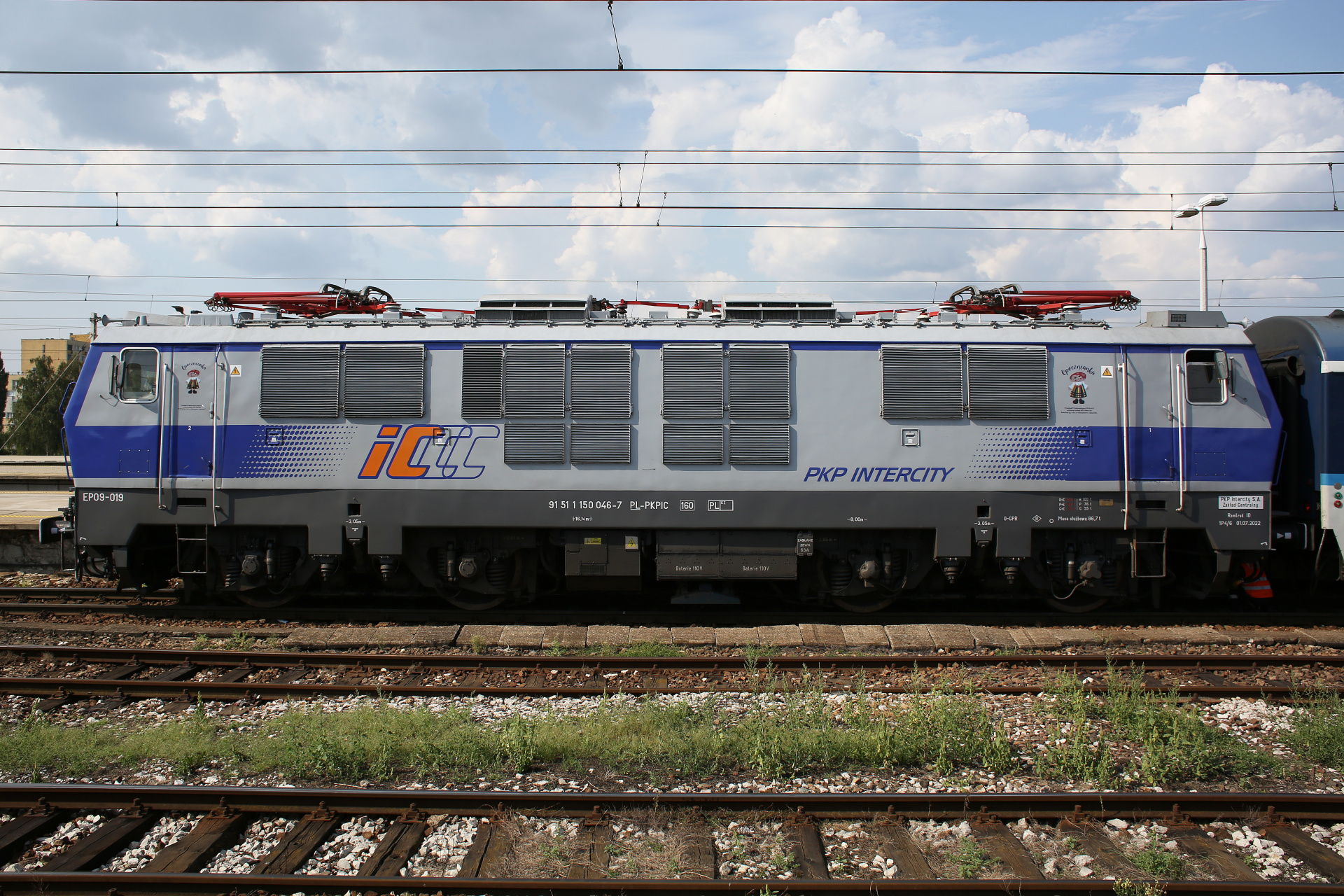 EP09-019 (updated PKP Intercity livery, Opocznianka stickers) (Vehicles » Trains and Locomotives » Pafawag 104E)