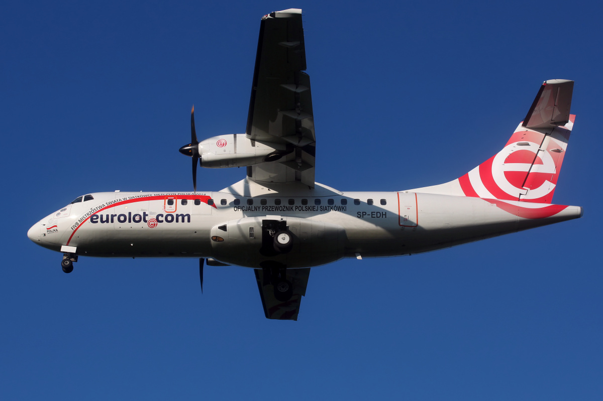 SP-EDH (Polish Volleyball - Official Carrier livery) (Aircraft » EPWA Spotting » ATR 42 » EuroLOT)