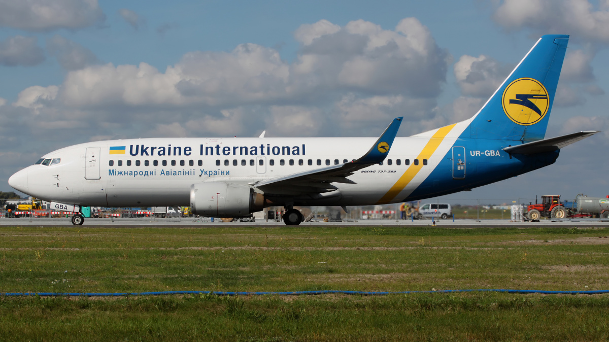 UR-GBA, Ukraine International Airlines (Samoloty » Spotting na EPWA » Boeing 737-300)