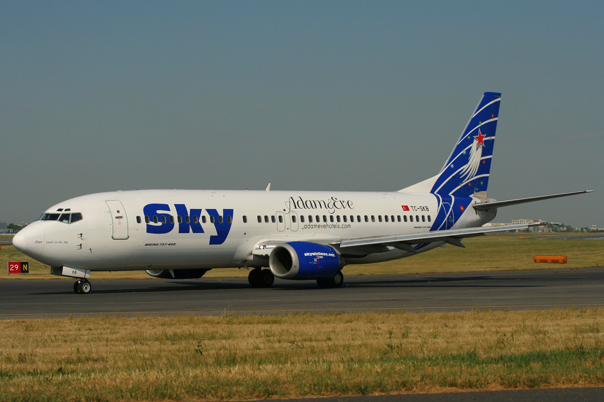 TC-SKB, Sky Airlines (malowanie Adam and Eve) (Samoloty » Spotting na EPWA » Boeing 737-400)