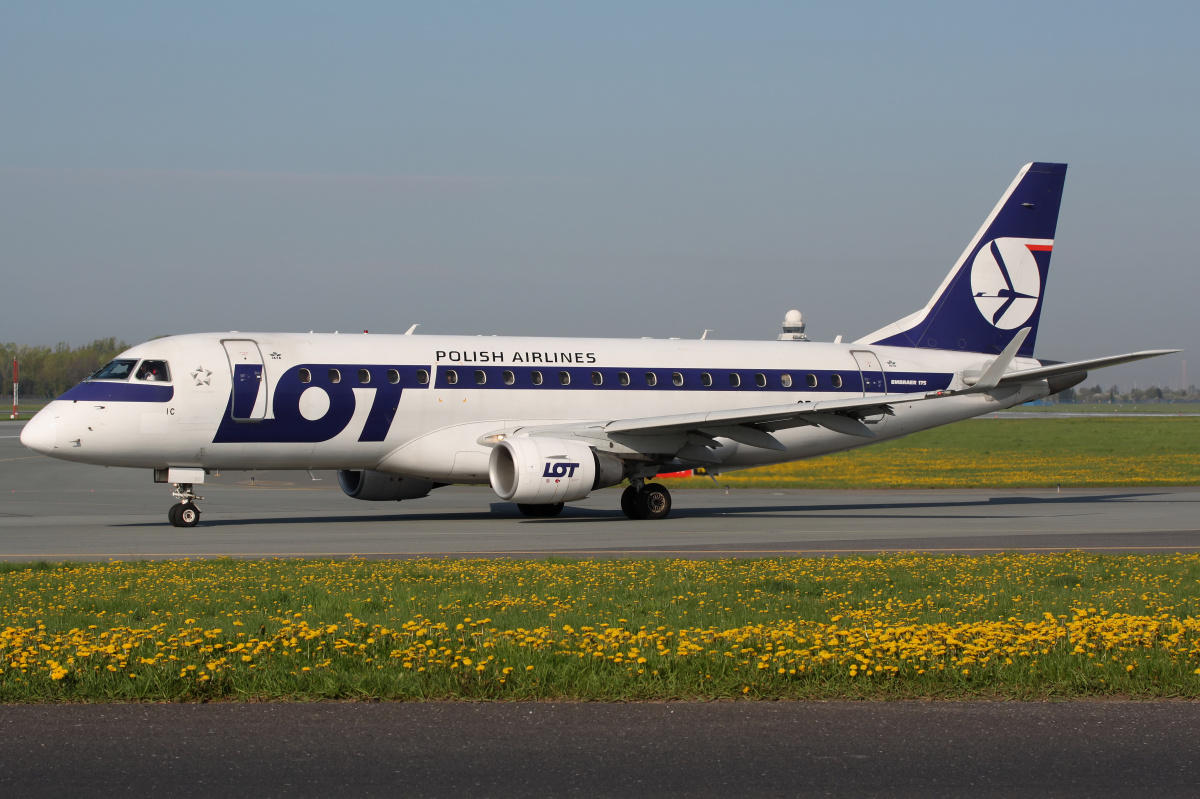 SP-LIC (Samoloty » Spotting na EPWA » Embraer E175 » Polskie Linie Lotnicze LOT)