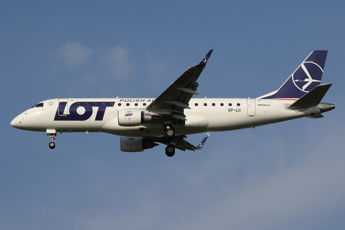 SP-LII (nowe malowanie) (Samoloty » Spotting na EPWA » Embraer E175 » Polskie Linie Lotnicze LOT)