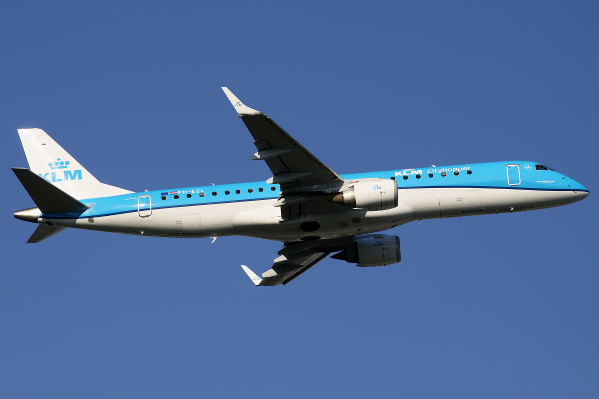 PH-EZL (nowe malowanie) (Samoloty » Spotting na EPWA » Embraer E190 » KLM Cityhopper)