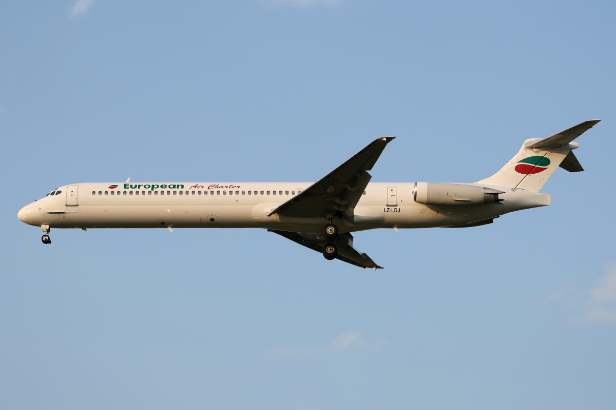LZ-LDJ, European Air Charter (Samoloty » Spotting na EPWA » McDonnell Douglas MD-82)