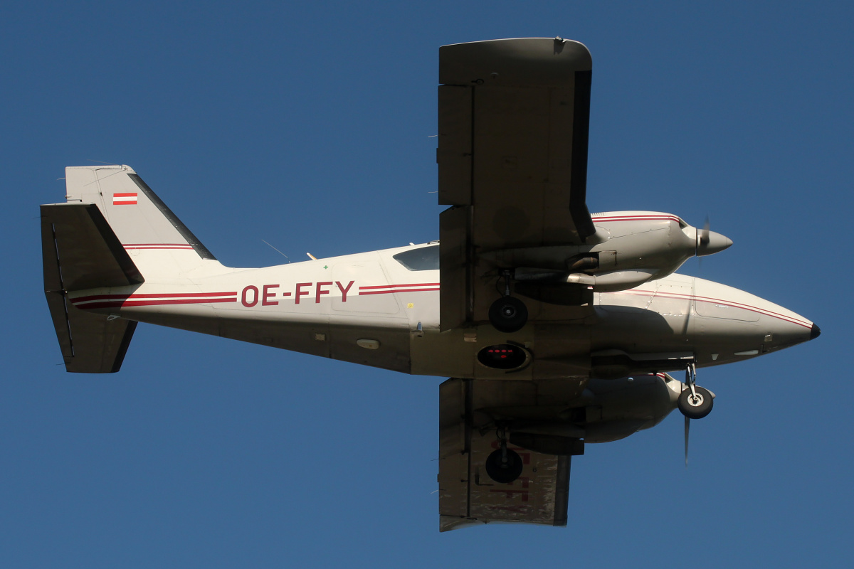 Piper PA-23-250 Aztec E, OE-FFY, prywatny