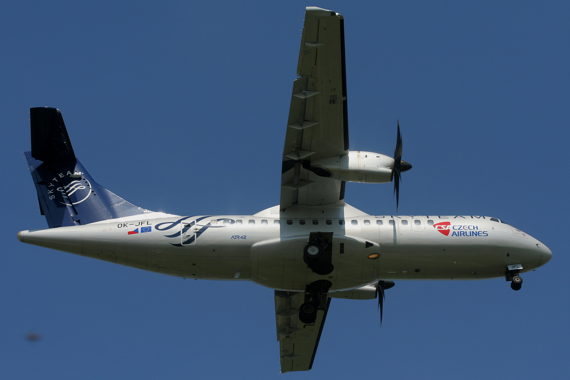OK-JFL (malowanie SkyTeam) (Samoloty » Spotting na EPWA » ATR 42 » CSA Czech Airlines)