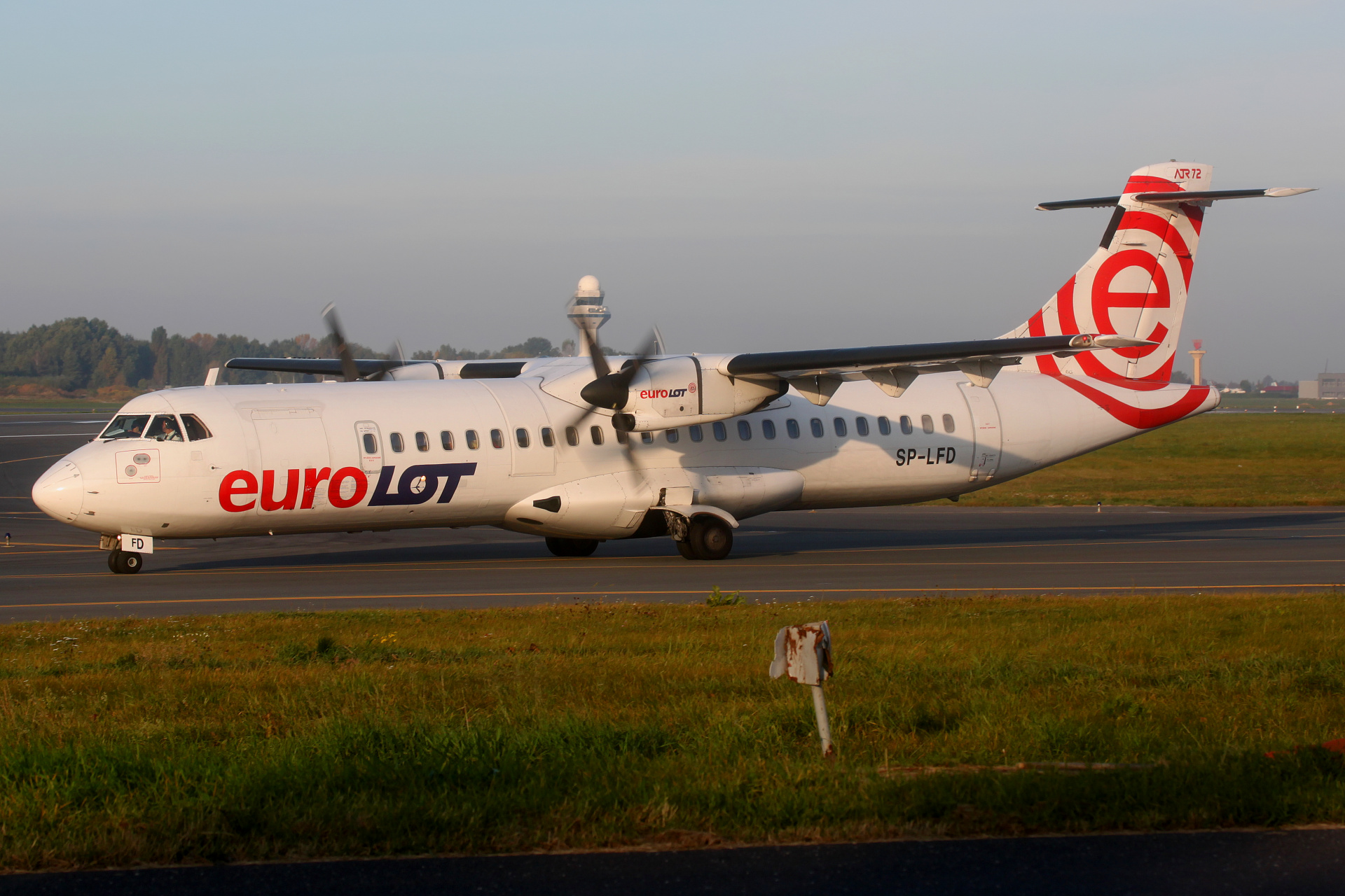 SP-LFD (Aircraft » EPWA Spotting » ATR 72 » EuroLOT)