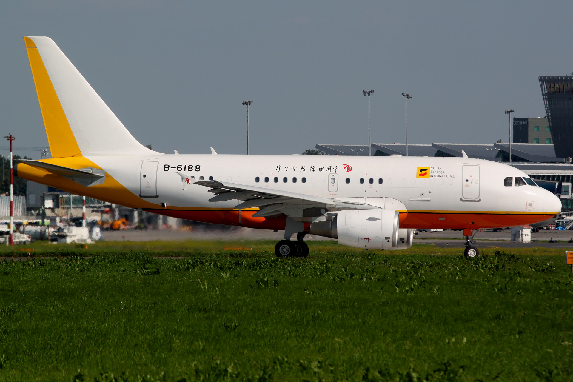 318CJ, B-6188, China Sonangol International (Aircraft » EPWA Spotting » Airbus A318-100)