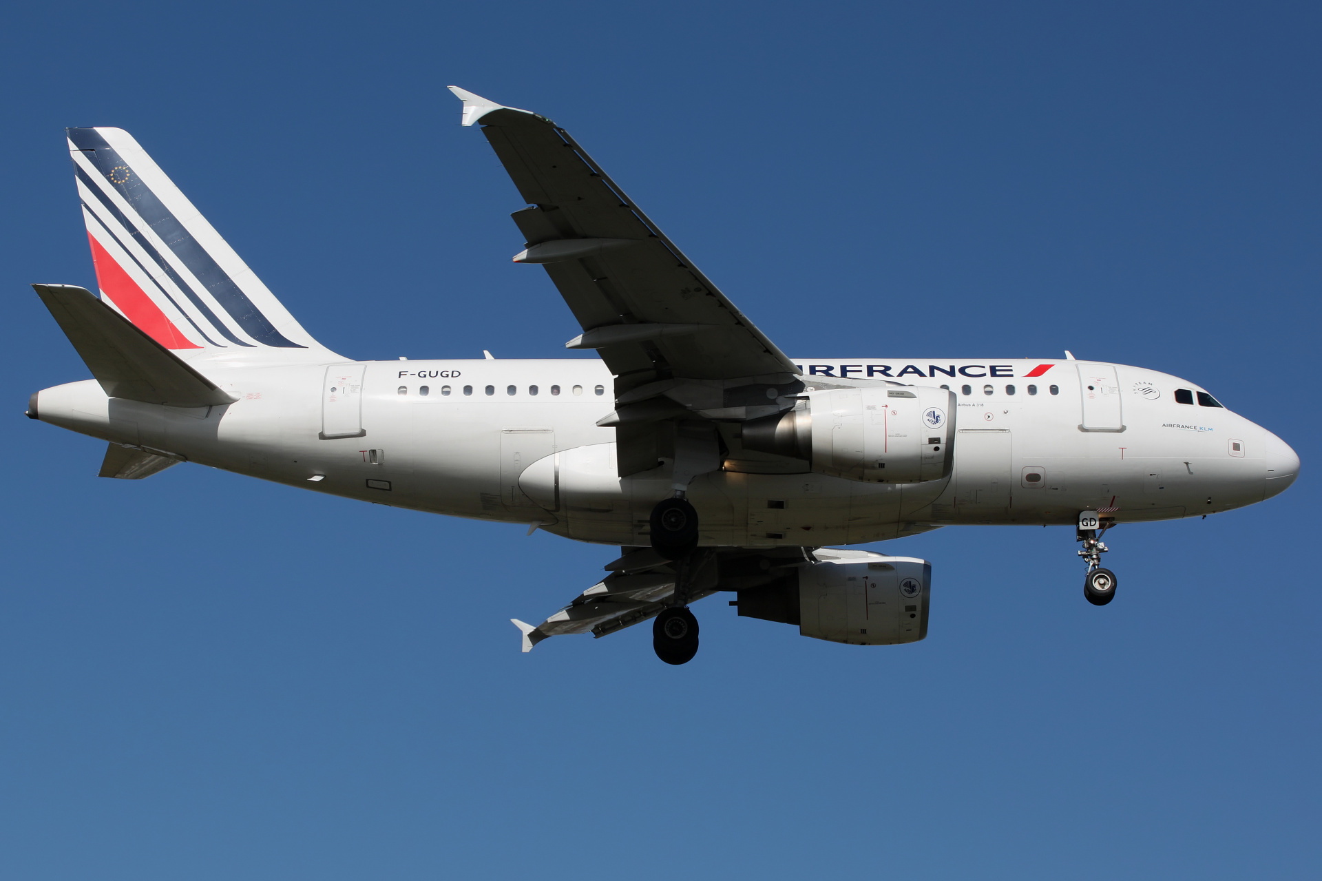 F-GUGD (new livery) (Aircraft » EPWA Spotting » Airbus A318-100 » Air France)