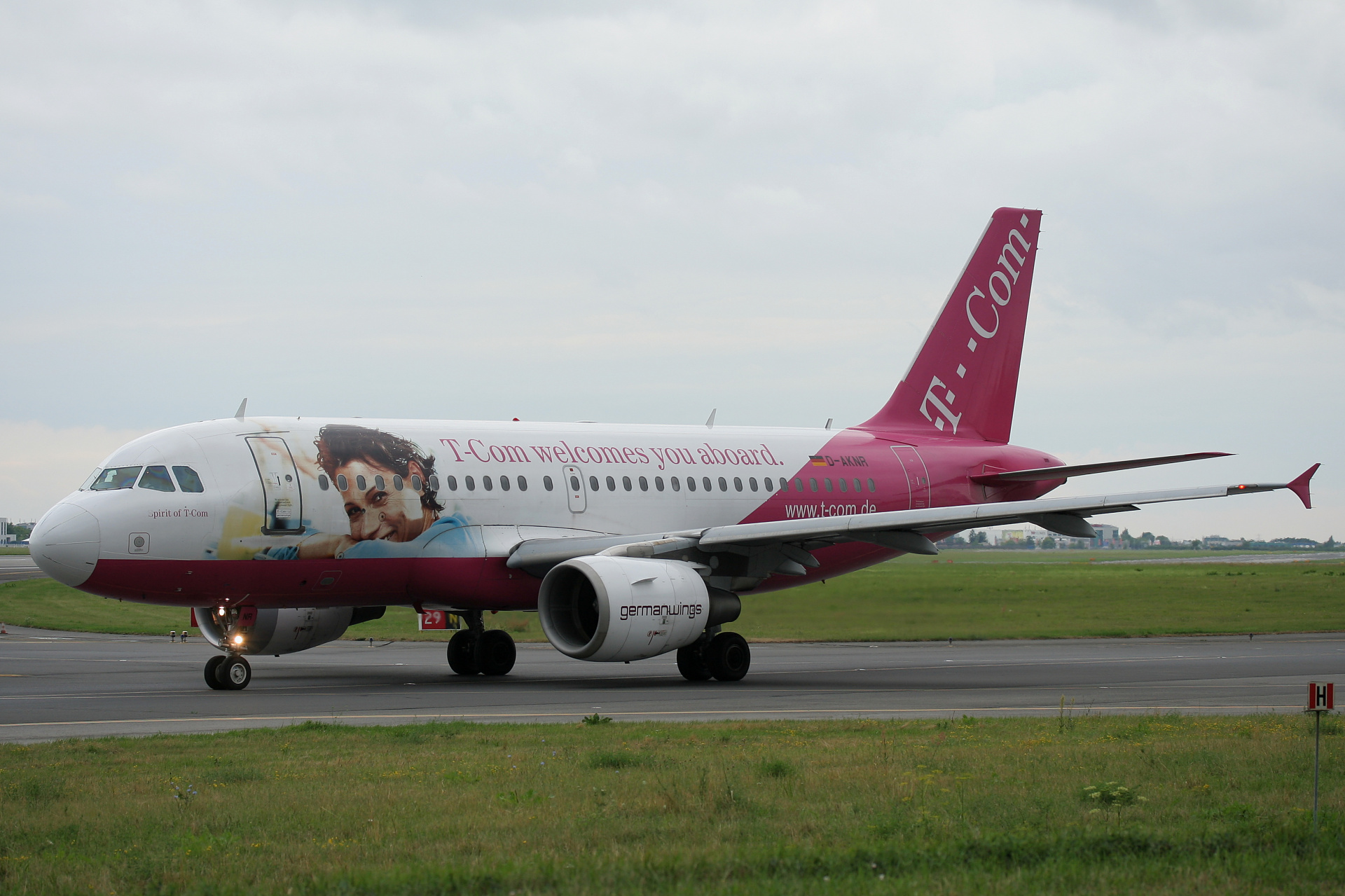 D-AKNR (T-Com livery) (Aircraft » EPWA Spotting » Airbus A319-100 » Germanwings)