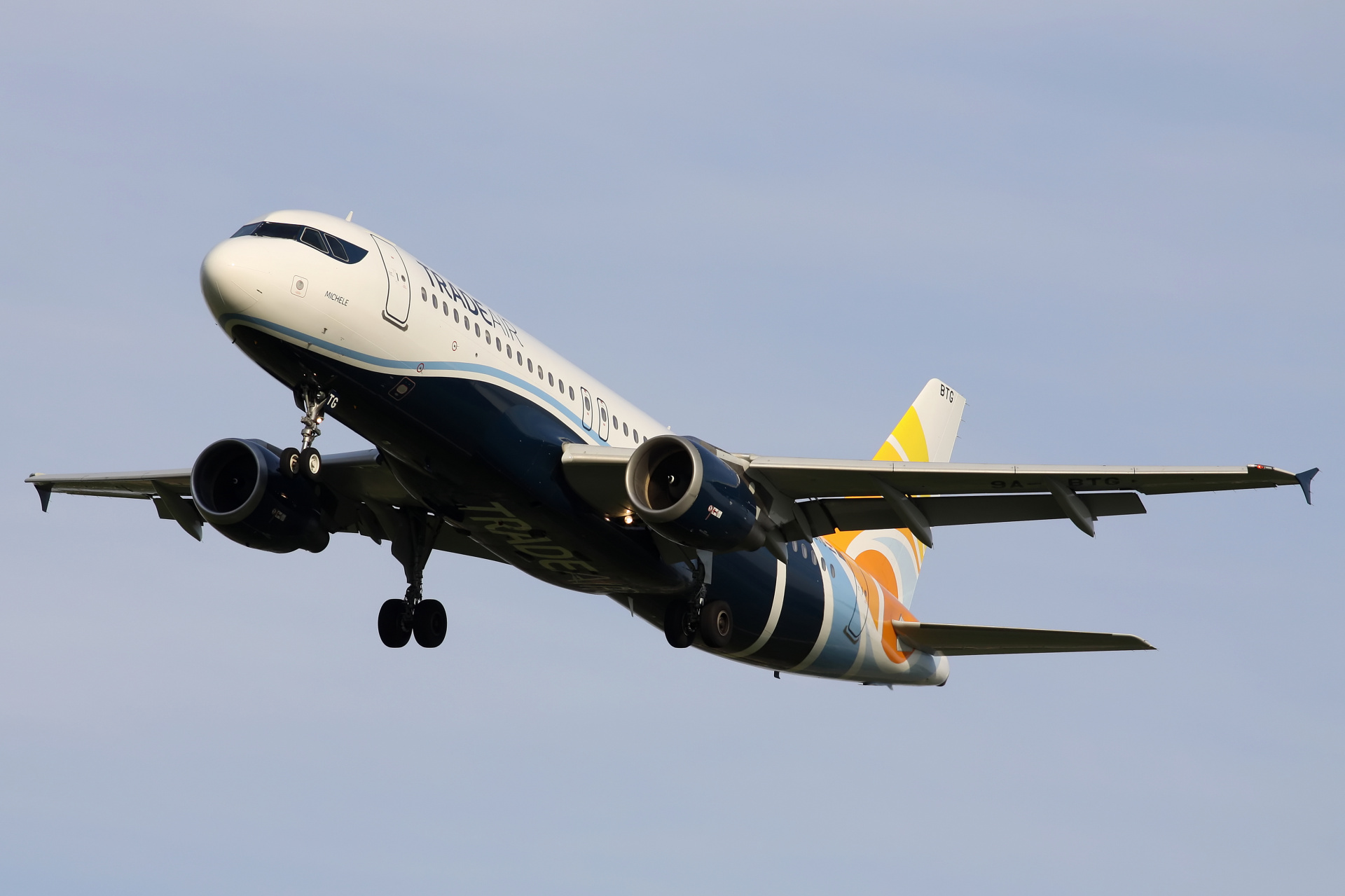 9A-BTG, Trade Air (Samoloty » Spotting na EPWA » Airbus A320-200)