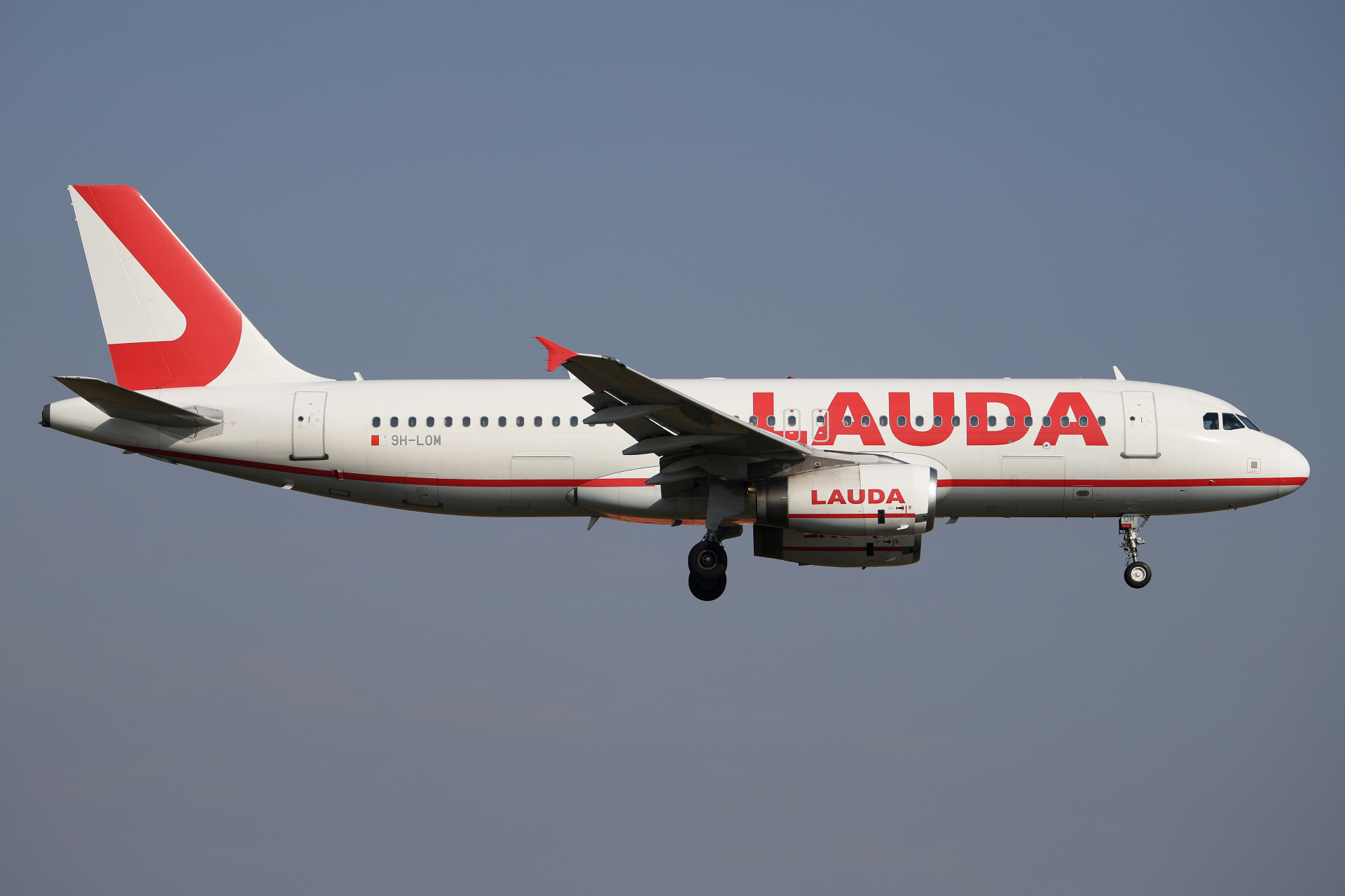 9H-LOM, Lauda Europe (Aircraft » EPWA Spotting » Airbus A320-200)