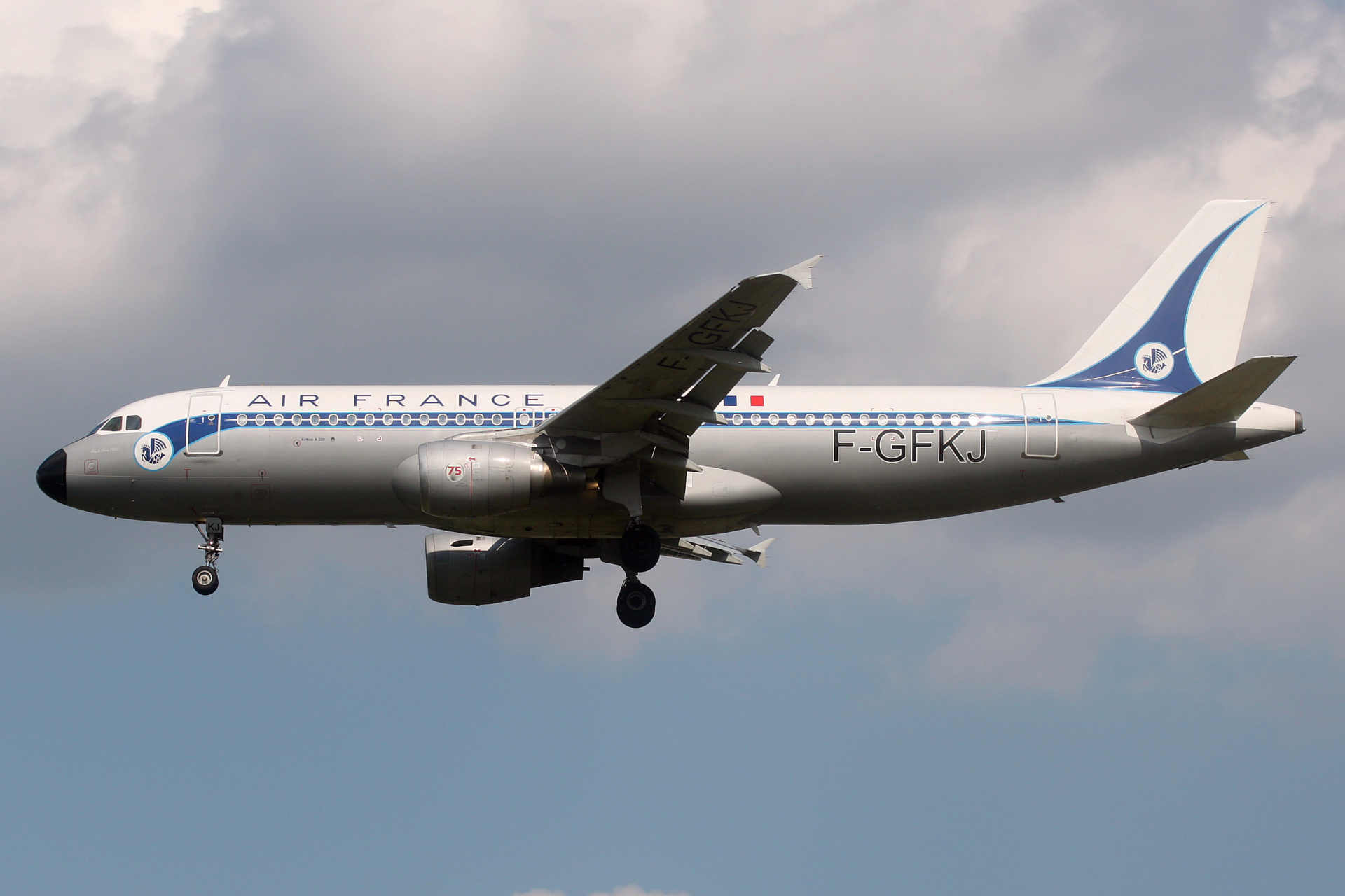 F-GFKJ (malowanie retro) (Samoloty » Spotting na EPWA » Airbus A320-200 » Air France)