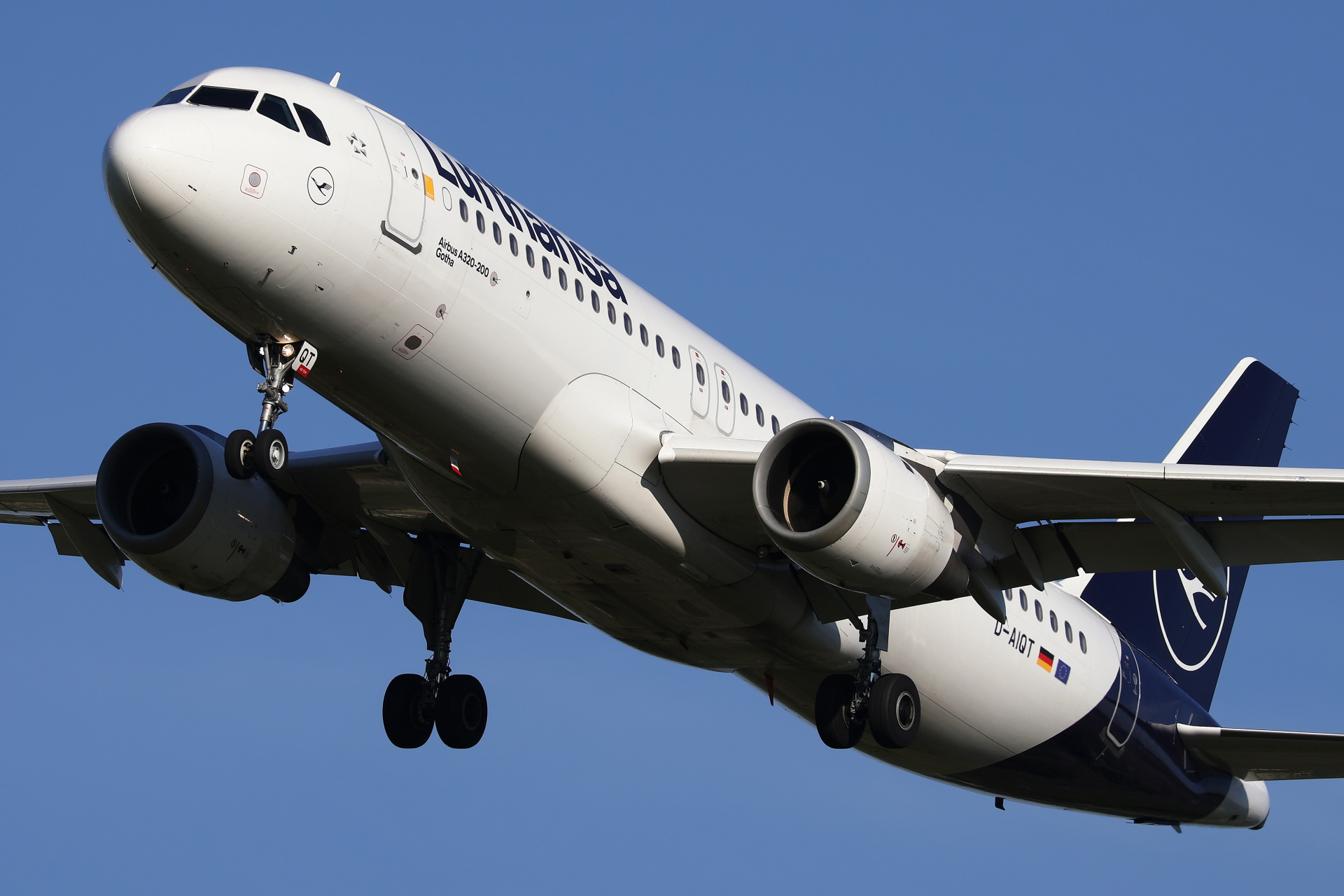 D-AIQT (new livery) (Aircraft » EPWA Spotting » Airbus A320-200 » Lufthansa)