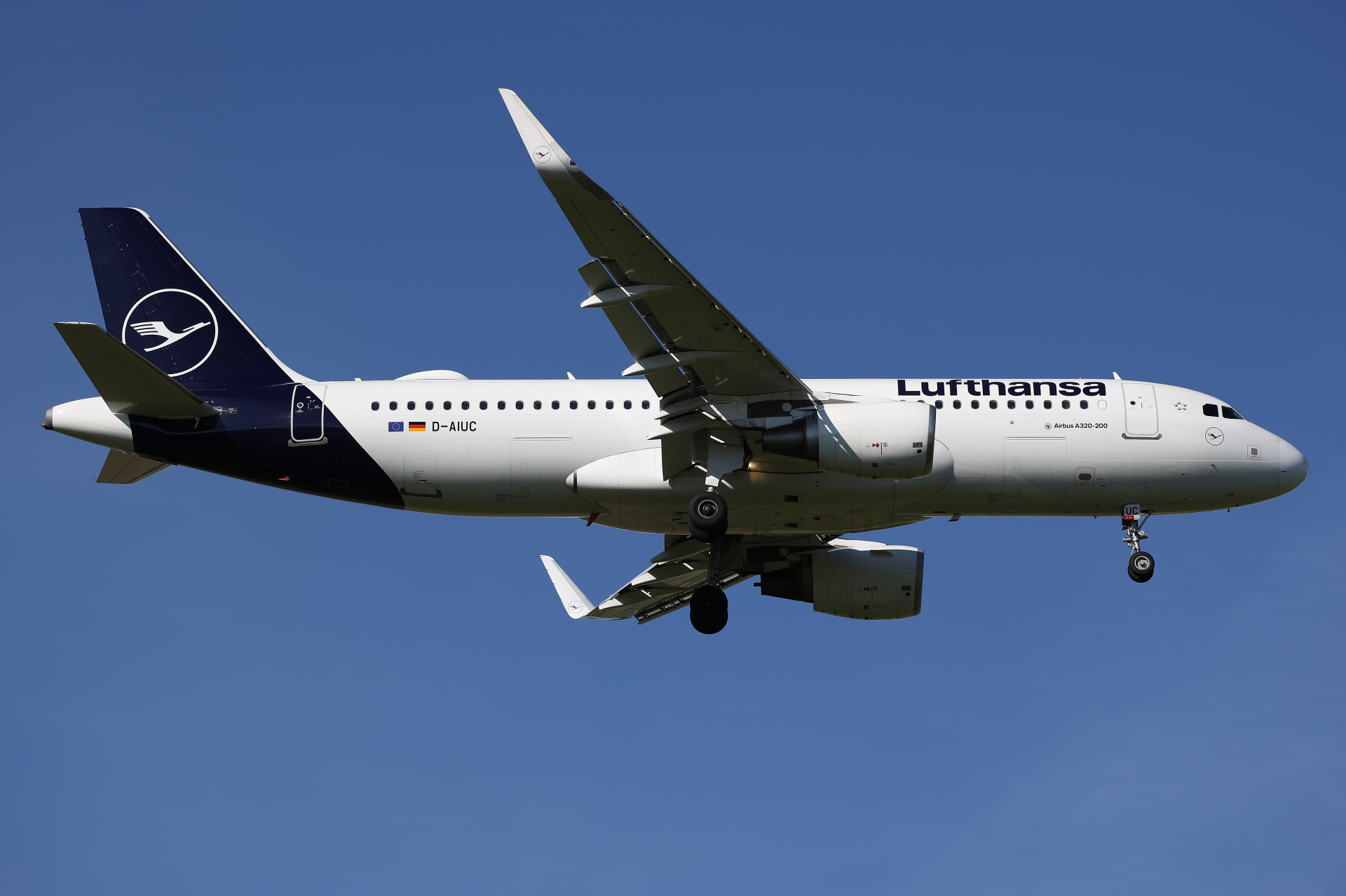D-AIUC (Aircraft » EPWA Spotting » Airbus A320-200 » Lufthansa)