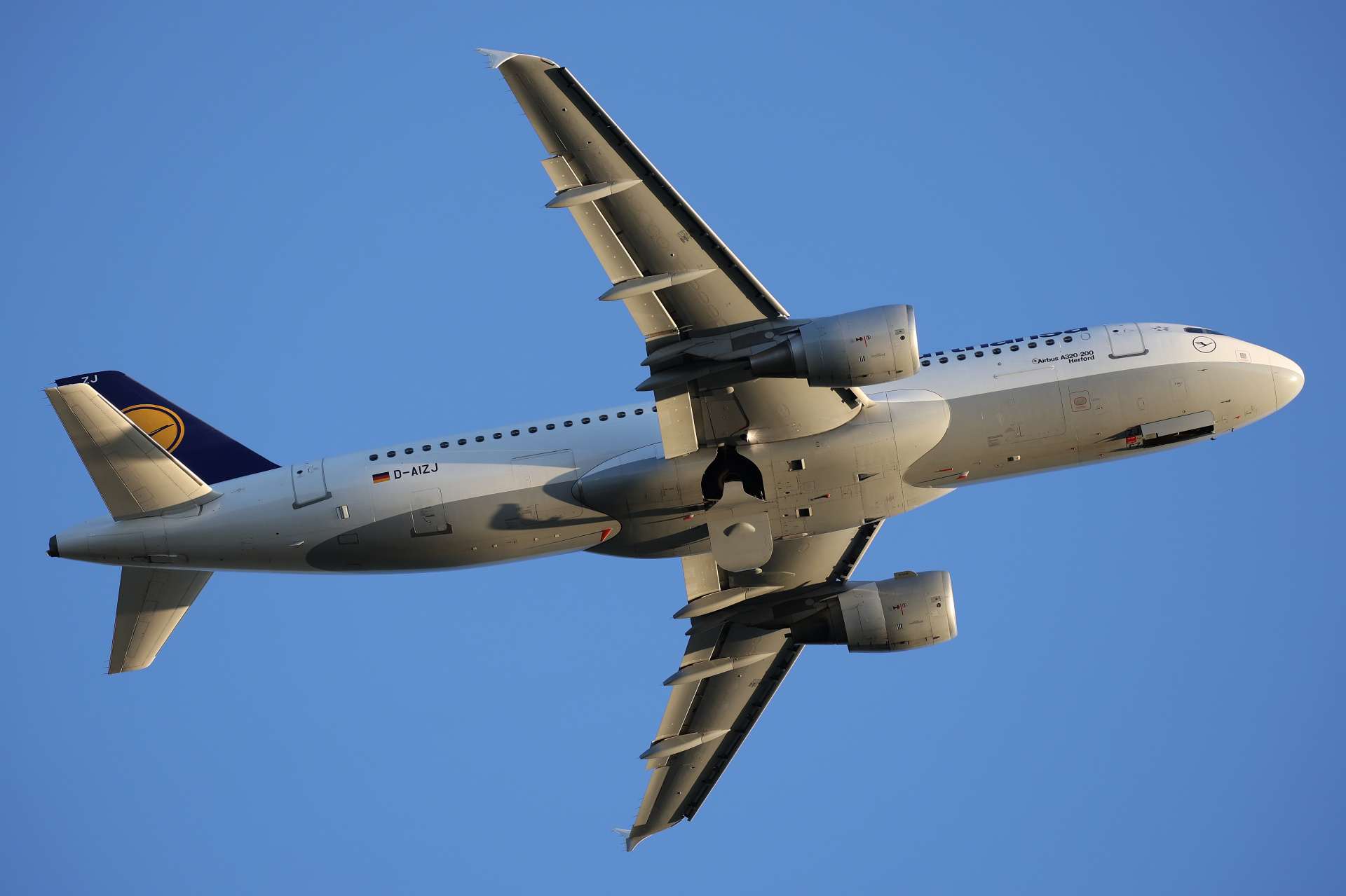 D-AIZJ (Aircraft » EPWA Spotting » Airbus A320-200 » Lufthansa)