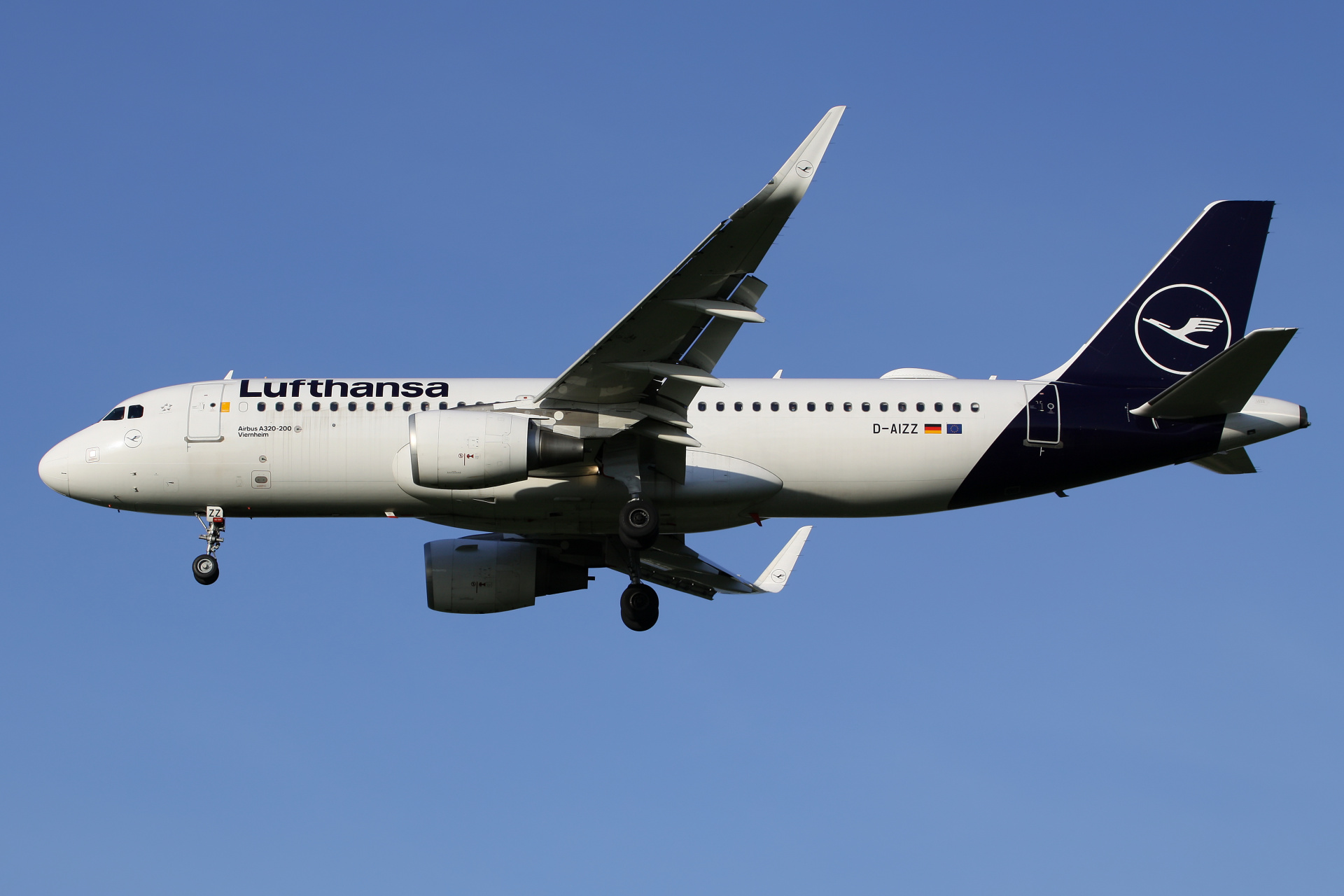 D-AIZZ (new livery) (Aircraft » EPWA Spotting » Airbus A320-200 » Lufthansa)