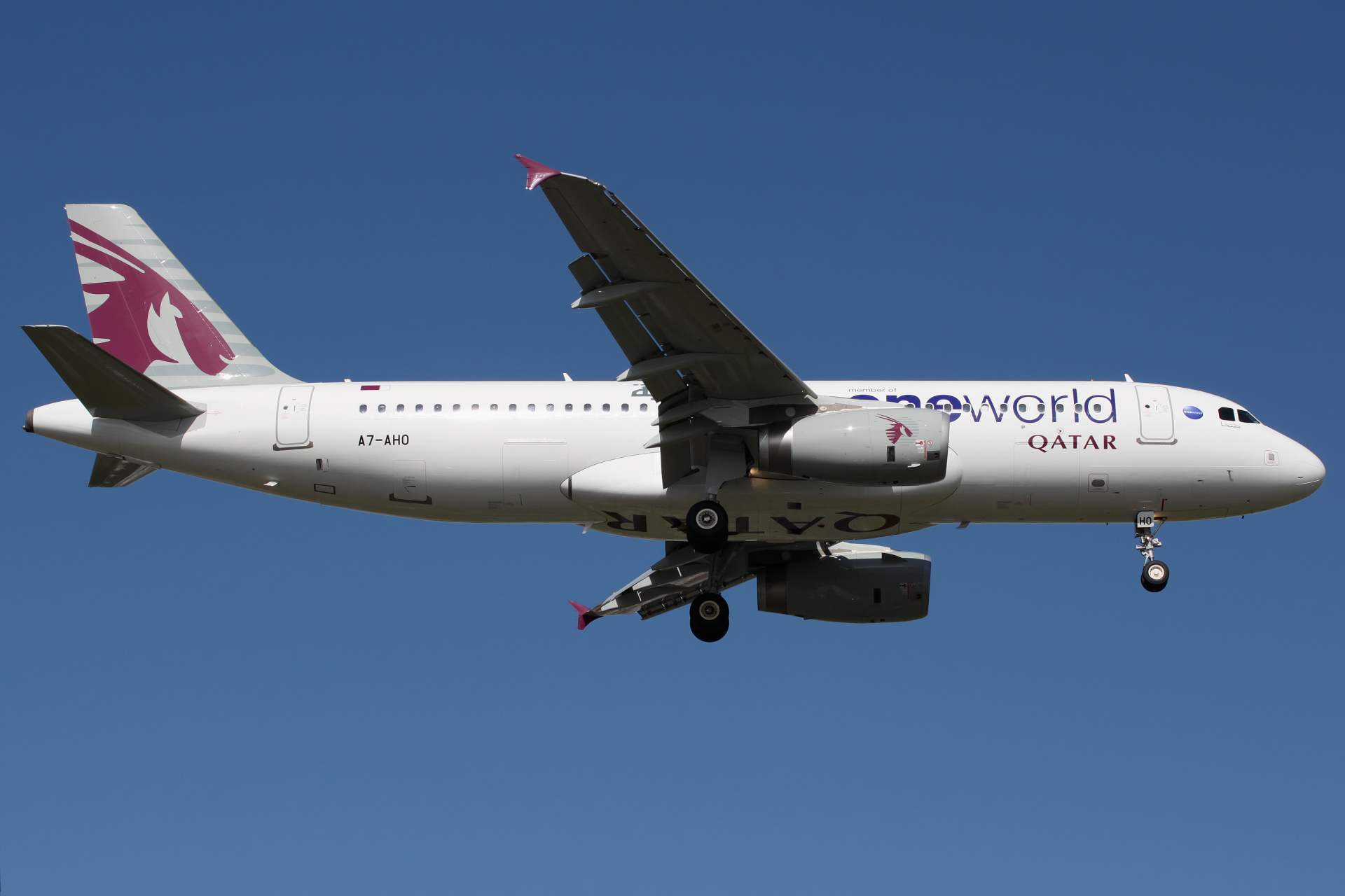 A7-AHO (OneWorld livery) (Aircraft » EPWA Spotting » Airbus A320-200 » Qatar Airways)