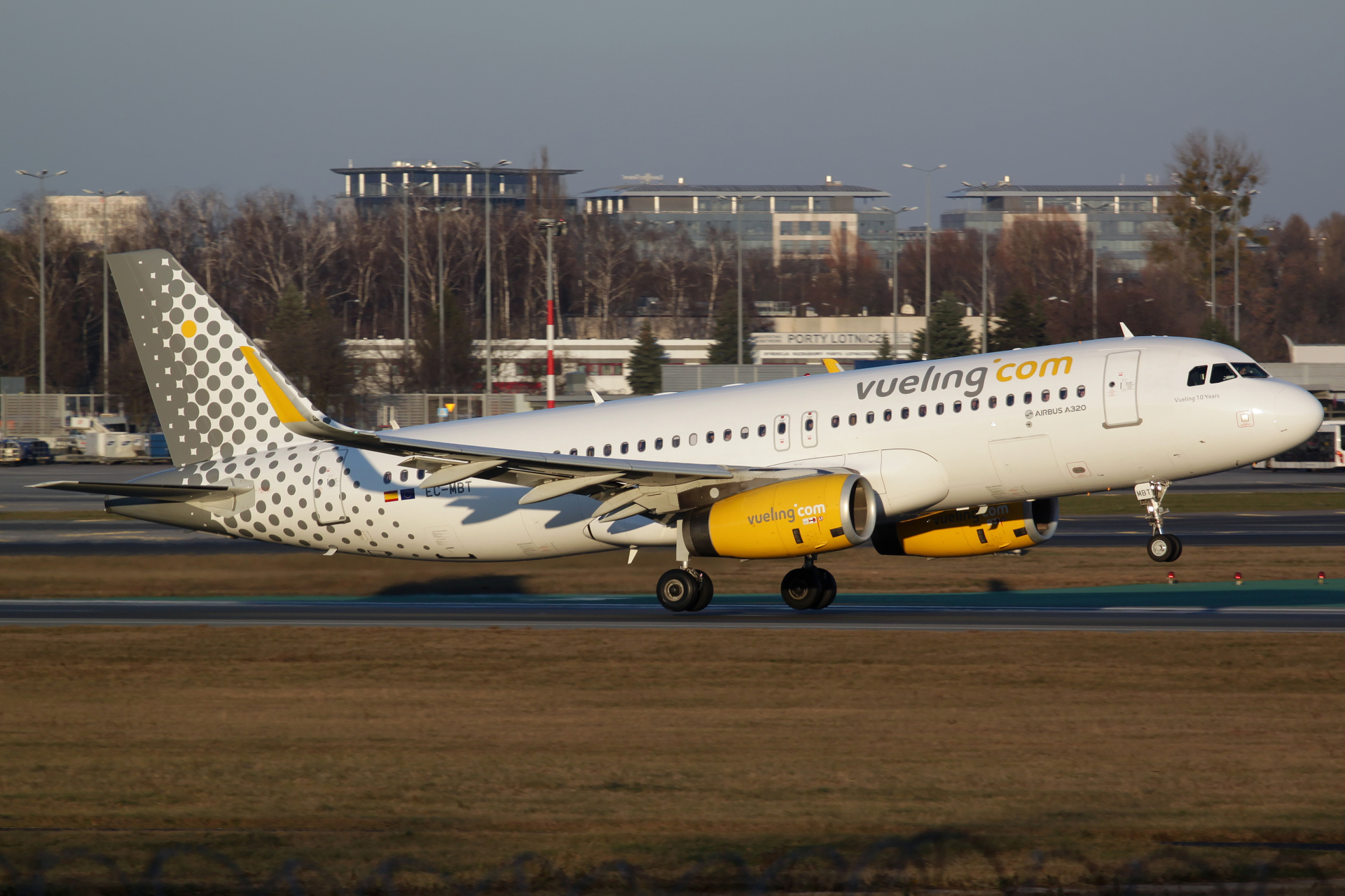 EC-MBT (Aircraft » EPWA Spotting » Airbus A320-200 » Vueling Airlines)