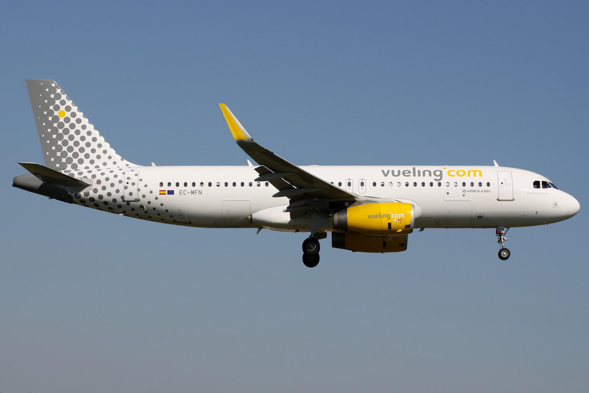 EC-MFN (Aircraft » EPWA Spotting » Airbus A320-200 » Vueling Airlines)