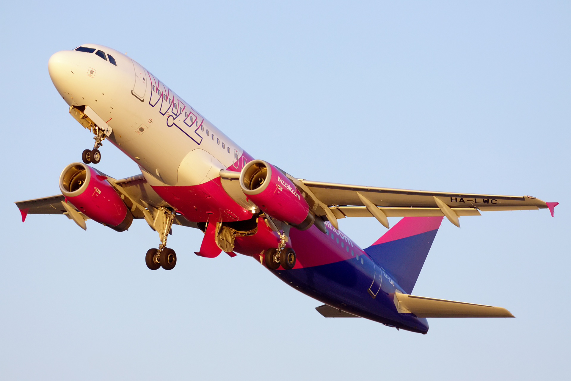 HA-LWC (new livery) (Aircraft » EPWA Spotting » Airbus A320-200 » Wizz Air)