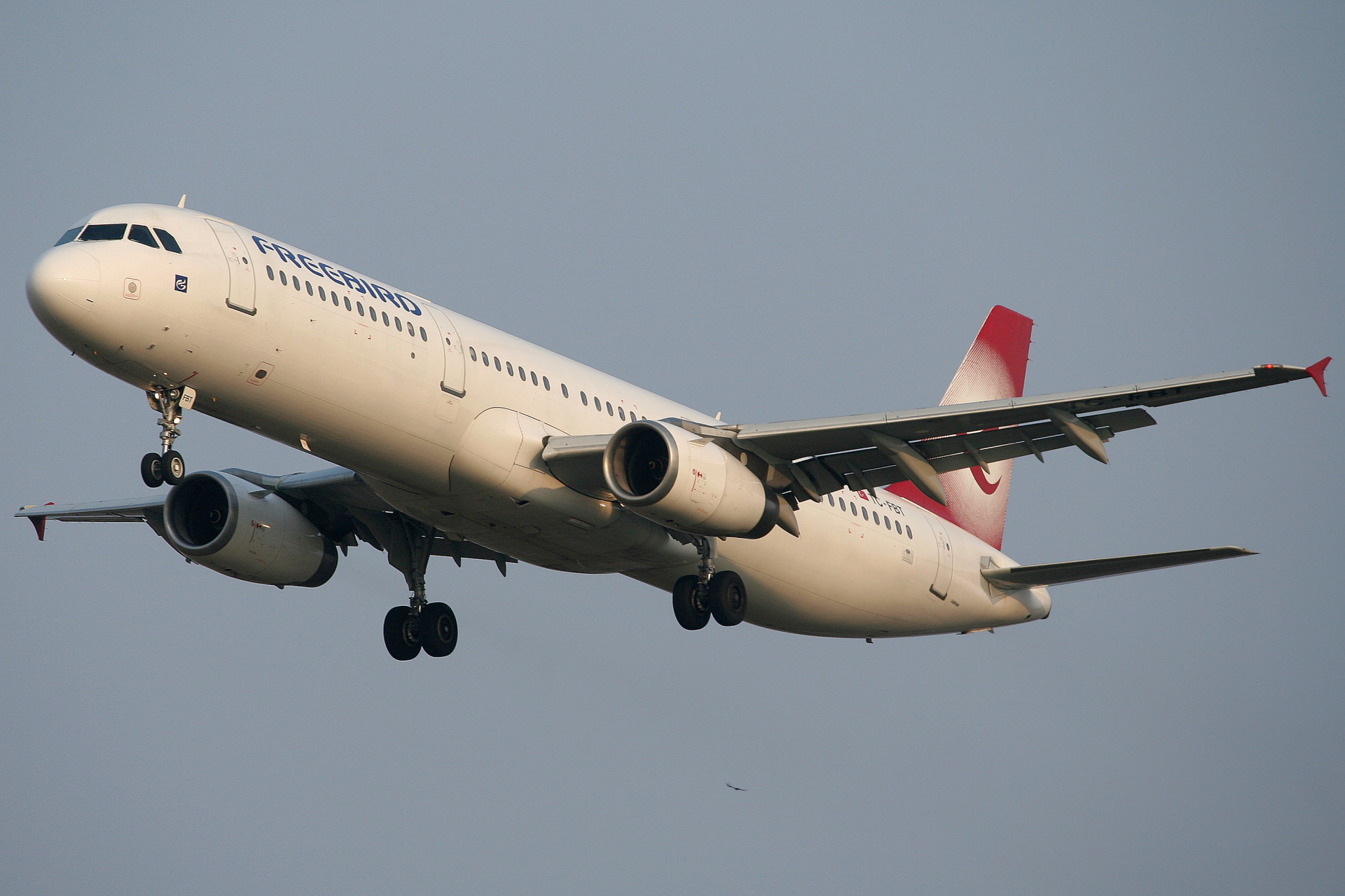 TC-FBT, Freebird Airlines (Samoloty » Spotting na EPWA » Airbus A321-100)