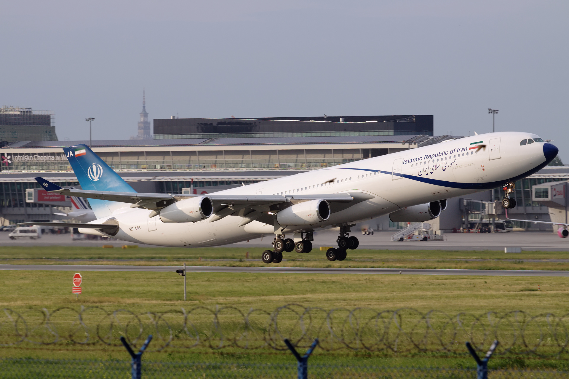 EP-AJA, Rząd Iranu (Samoloty » Spotting na EPWA » Airbus A340-300)