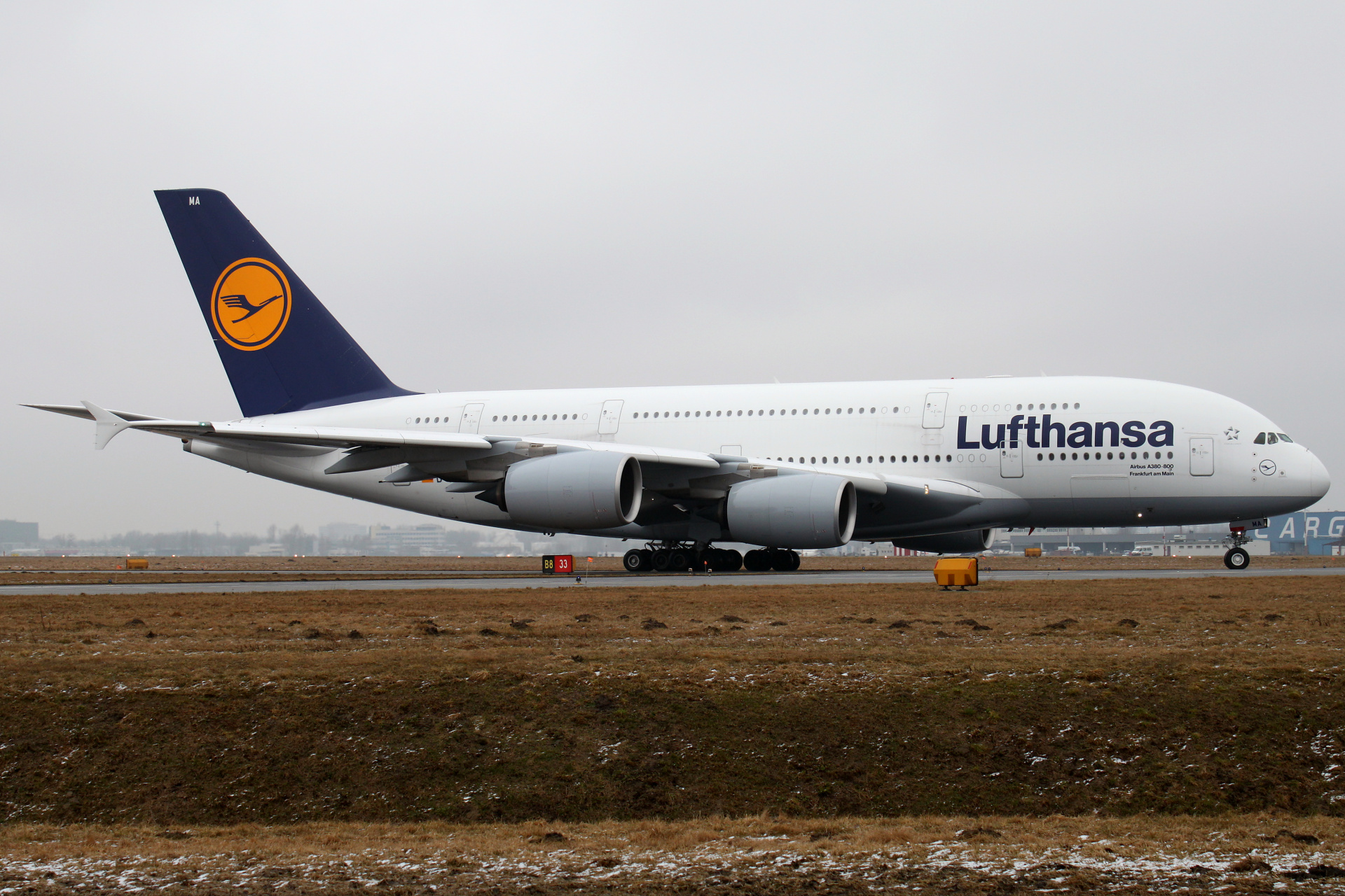 D-AIMA, Lufthansa (Samoloty » Spotting na EPWA » Airbus A380-800)