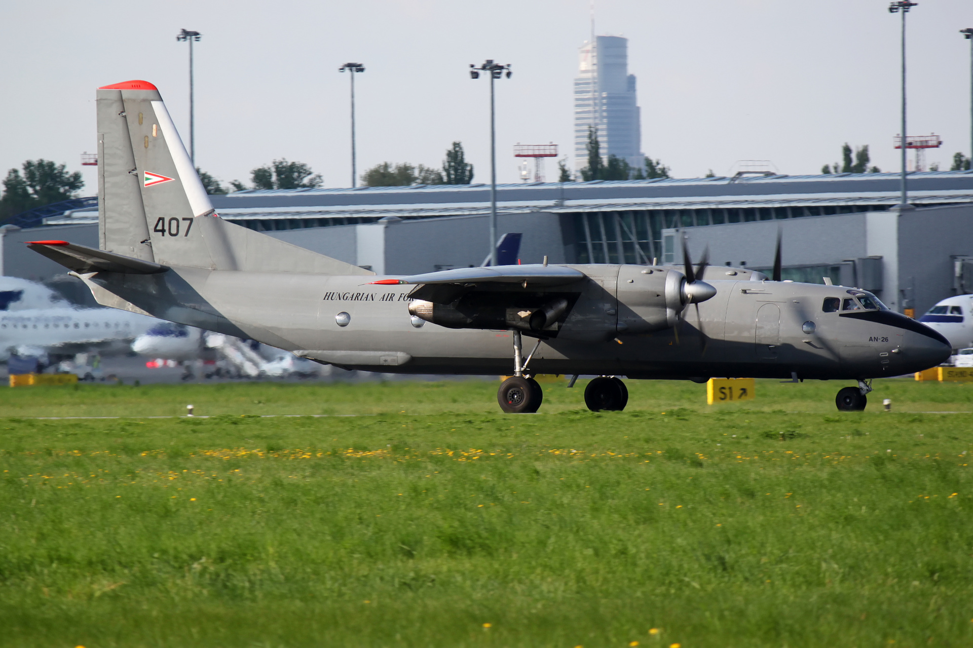 407, Węgierskie Siły Powietrzne (Samoloty » Spotting na EPWA » Antonow An-26)