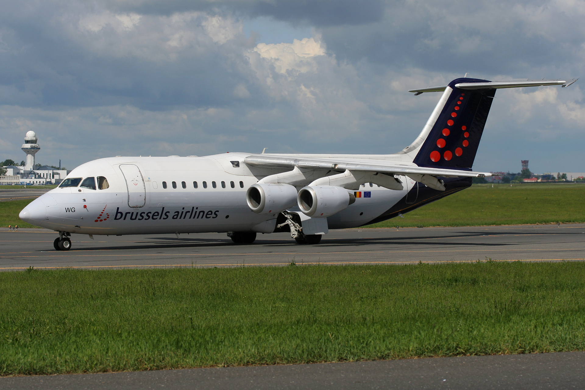 OO-DWG (Aircraft » EPWA Spotting » BAe 146 and revisions » Avro RJ100 » Brussels Airlines)